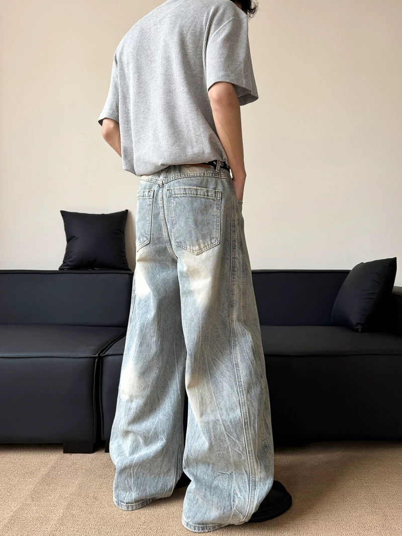 Quần jeans nam thiết kế phá cách kiểu Mỹ, quần ống rộng đã qua xử lý làm cũ, quần ống đứng dáng rộng thời thượng của thương hiệu nổi tiếng.