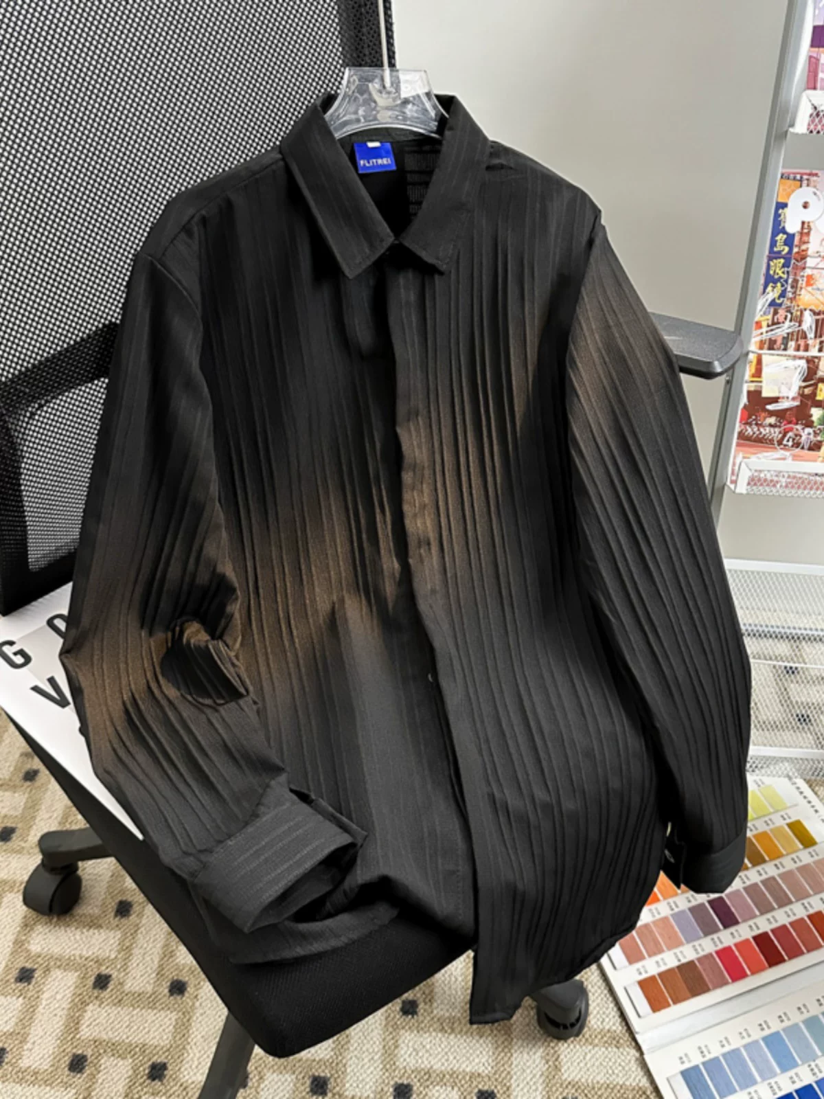 Áo sơ mi nam cao cấp tay dài, chất liệu lụa đá mỏng dệt gân mùa hè, kiểu dáng rộng rãi thời trang phong cách Hàn Quốc.