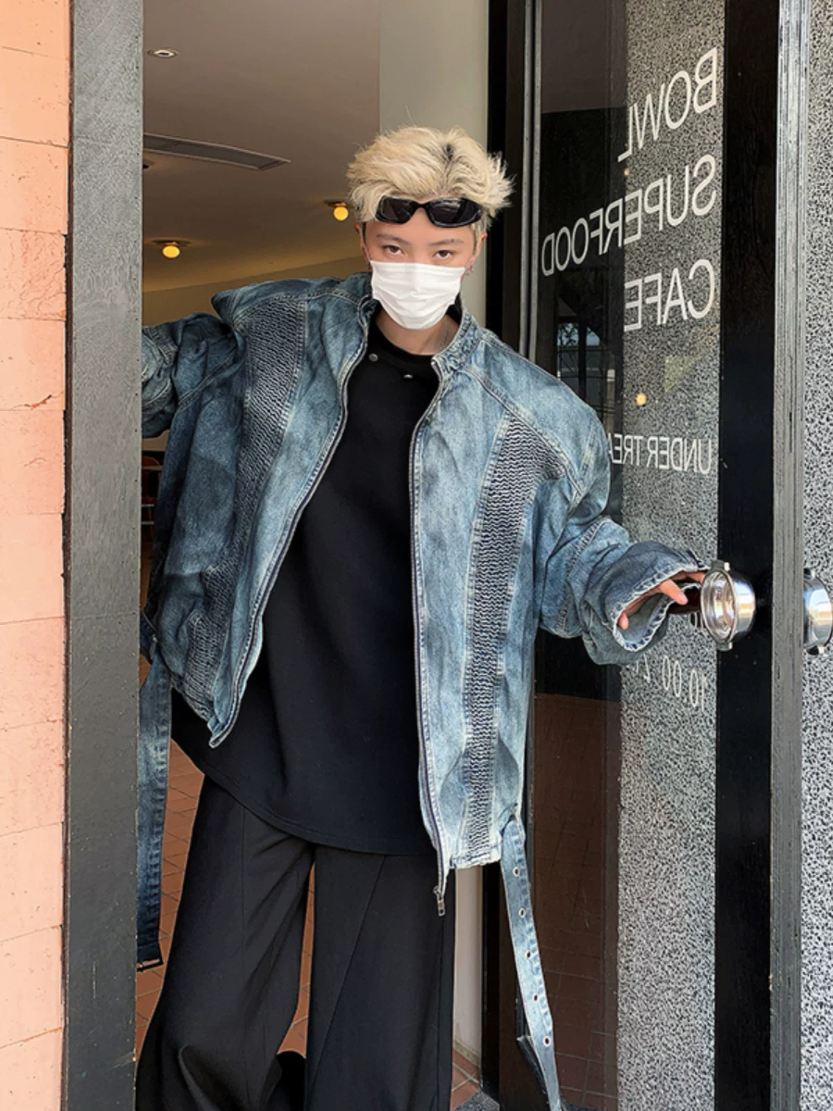 Áo khoác denim nam có đệm vai và khóa kéo, thiết kế thời trang xuân thu, kiểu dáng rộng ngắn phong cách đường phố Mỹ.