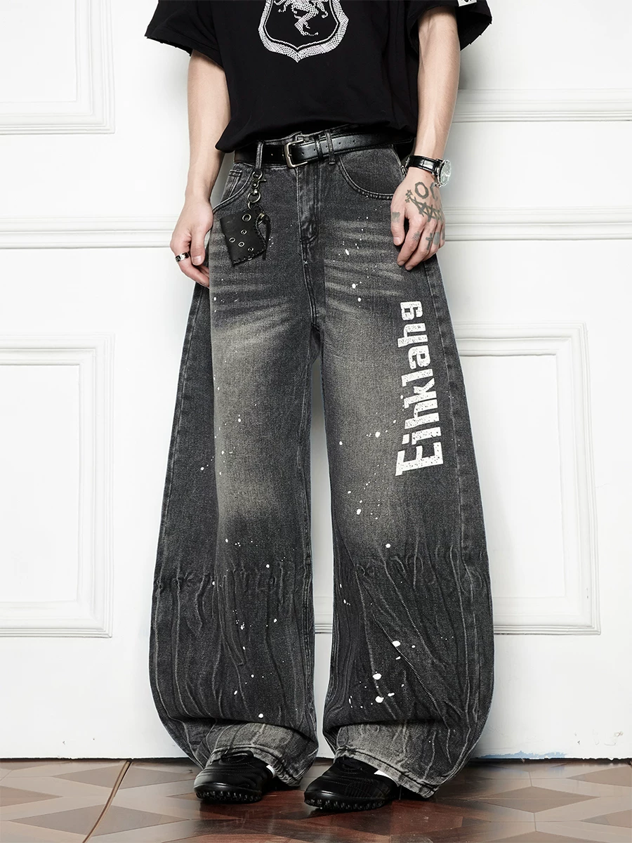 Quần jeans in chữ kiểu splash-ink dành cho nam, thương hiệu thời trang phong cách Mỹ, dáng rộng ống thẳng, quần bố vintage đã qua xử lý giặt mềm.