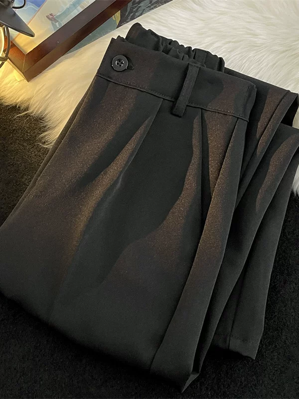 Quần tây nam màu đen thời trang mùa hè, chất liệu mỏng, dáng rộng, ống suông, có độ rủ tự nhiên.