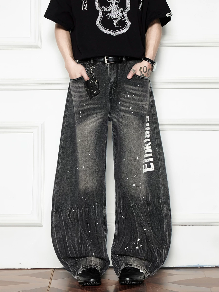 Quần jeans in chữ kiểu splash-ink dành cho nam, thương hiệu thời trang phong cách Mỹ, dáng rộng ống thẳng, quần bố vintage đã qua xử lý giặt mềm.