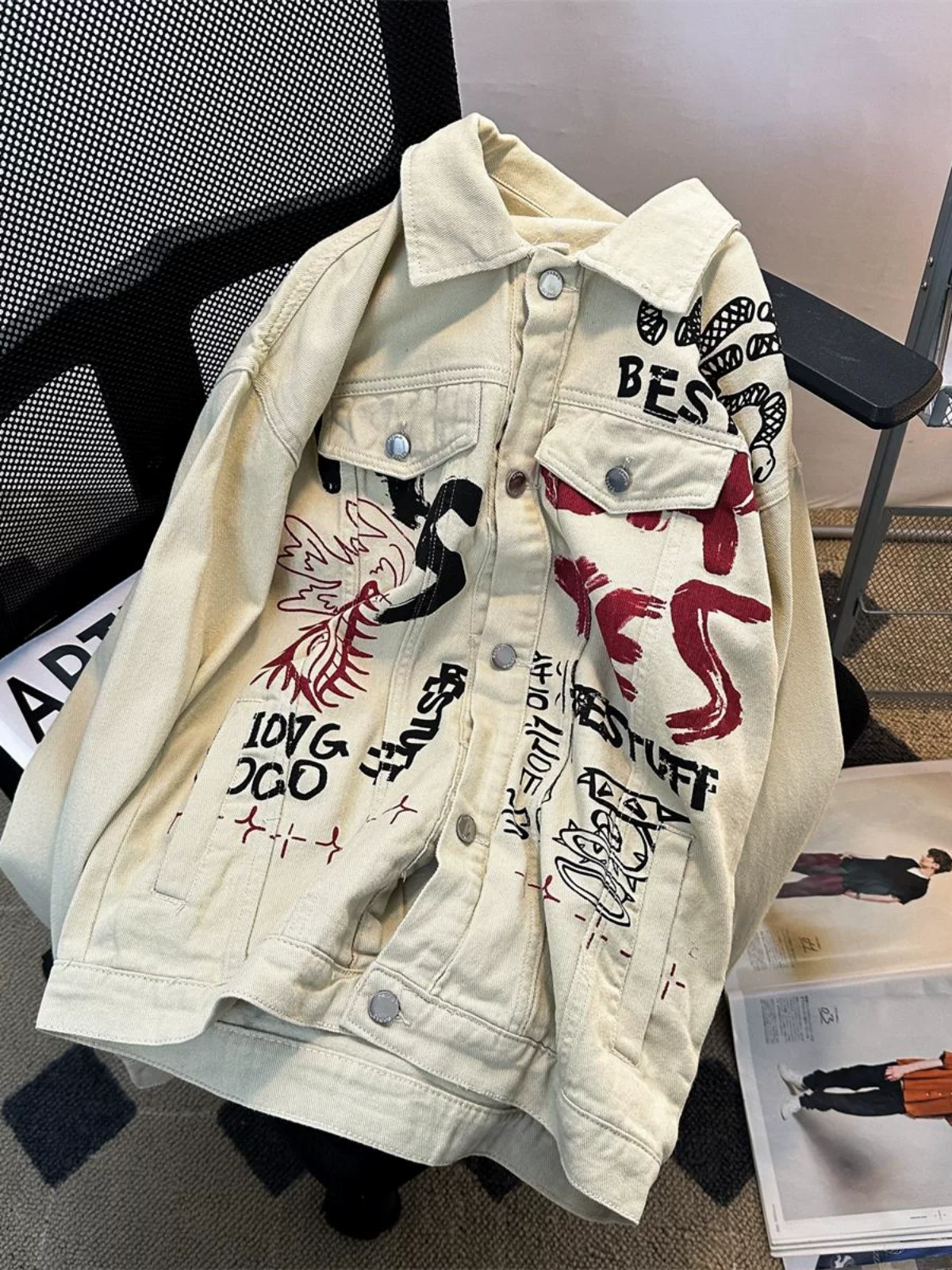 Áo khoác denim họa tiết graffiti đường phố Mỹ dành cho nam, thương hiệu thời trang xuân thu, áo khoác cá tính và sành điệu, áo khoác cặp đôi dáng rộng phong cách retro đường phố.