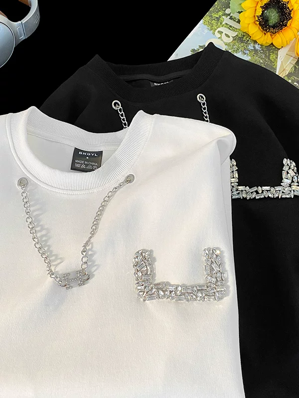 Áo thun nam tay ngắn thiết kế thời trang đính đá, kiểu dáng cổ tròn rộng rãi, chất liệu dày dặn, thích hợp cho mùa hè.