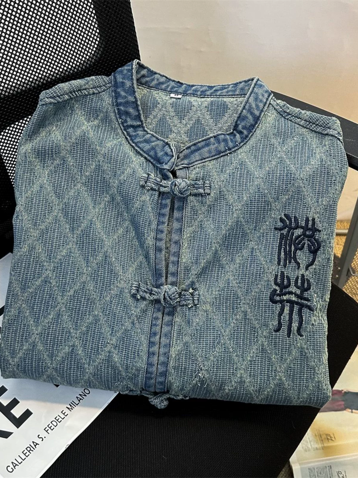 Áo khoác denim cài cúc kiểu Trung Quốc dành cho nam, áo khoác công sở dáng rộng mùa xuân thu, áo đôi thiết kế theo phong cách thương hiệu thời thượng.