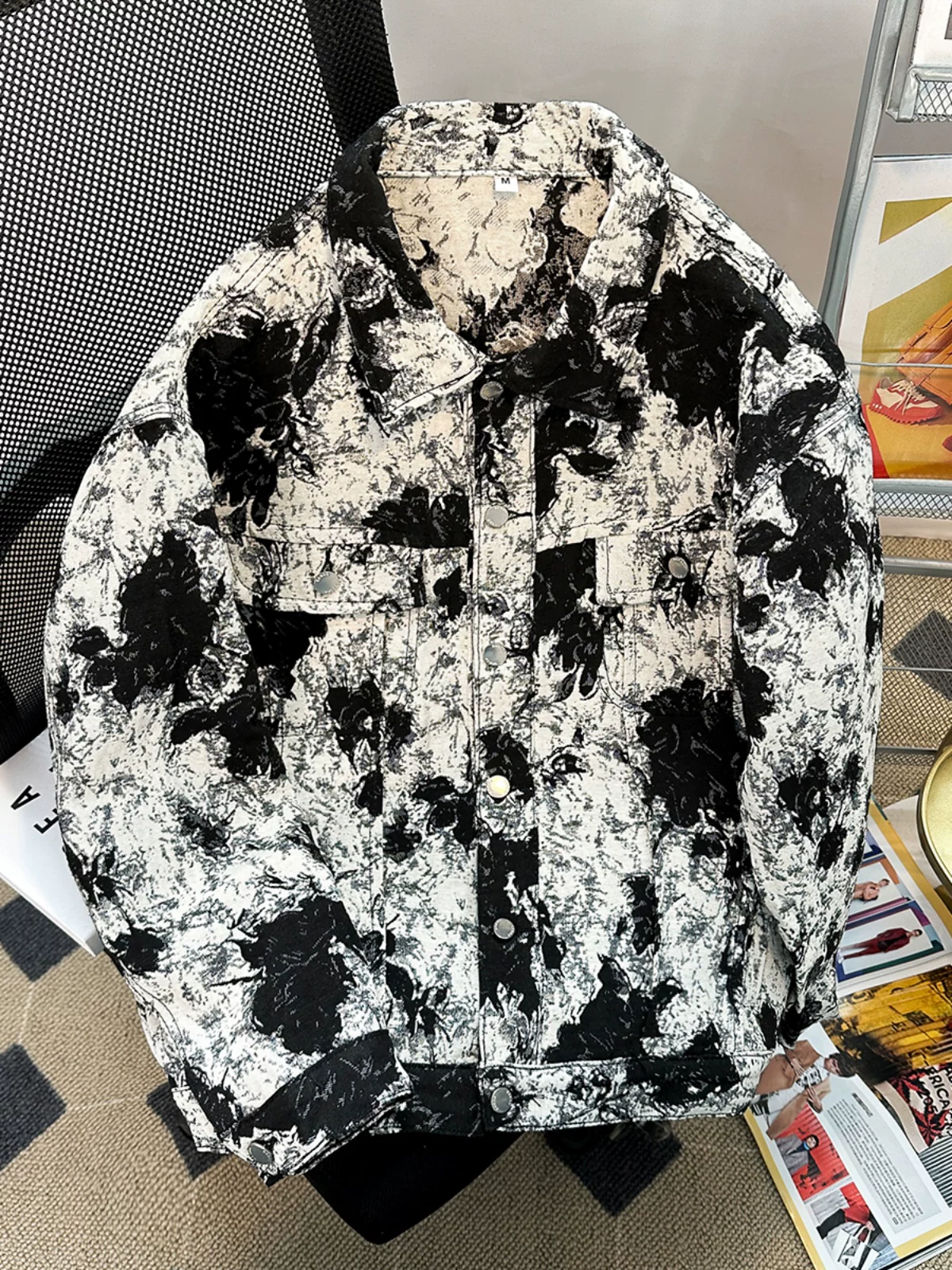 Áo khoác denim họa tiết splash-ink lấy cảm hứng từ thiết kế dành cho nam giới, phong cách cao cấp cổ điển kiểu Mỹ mùa xuân thu, quần áo cặp đôi dáng rộng hợp thời trang.