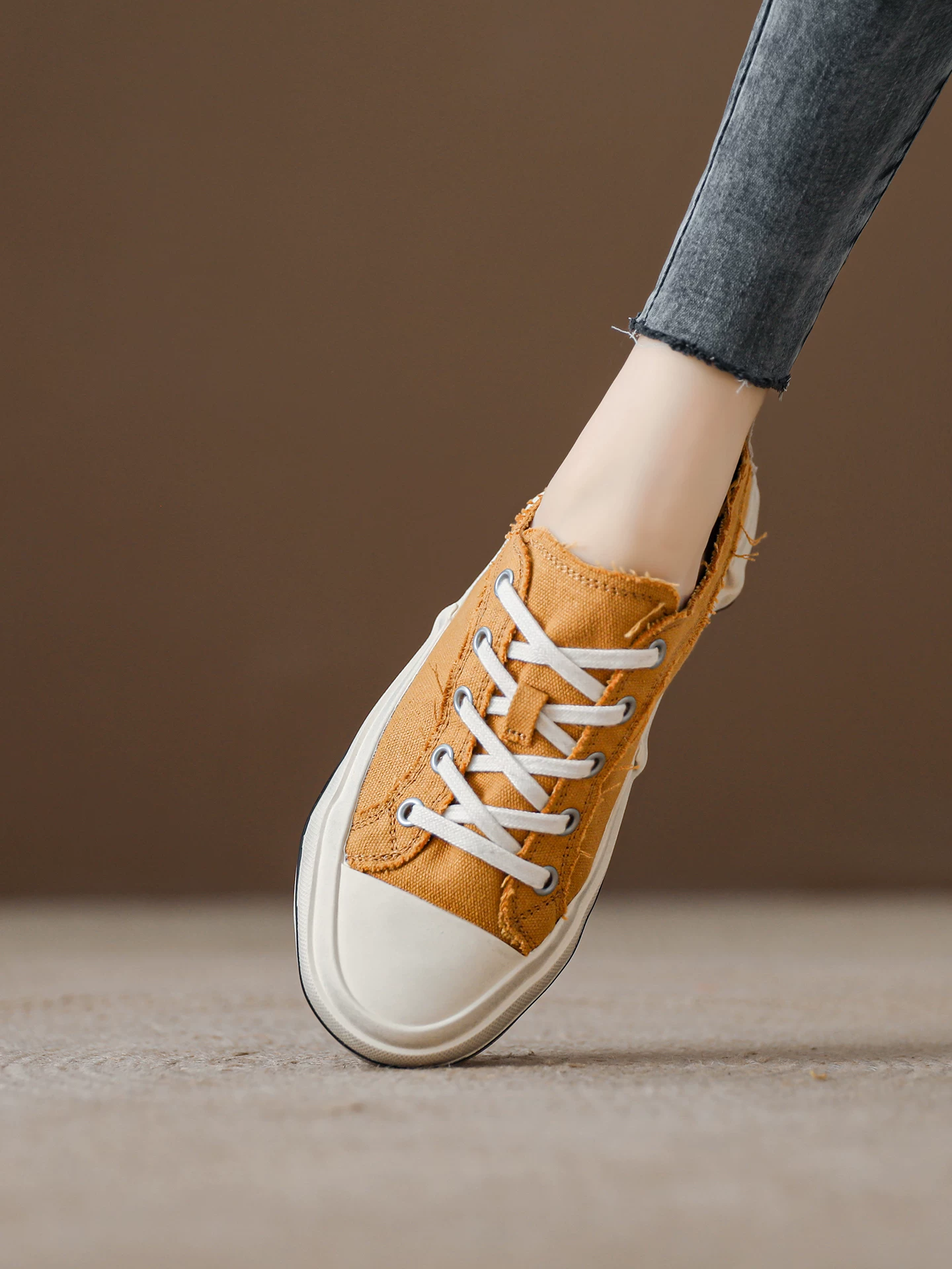 Giày vải bố vintage phong cách vintage dành cho nữ, giày nữ mùa hè 2026 mỏng nhẹ thoáng khí, giày thể thao casual phong cách Hàn Quốc độc đáo.
