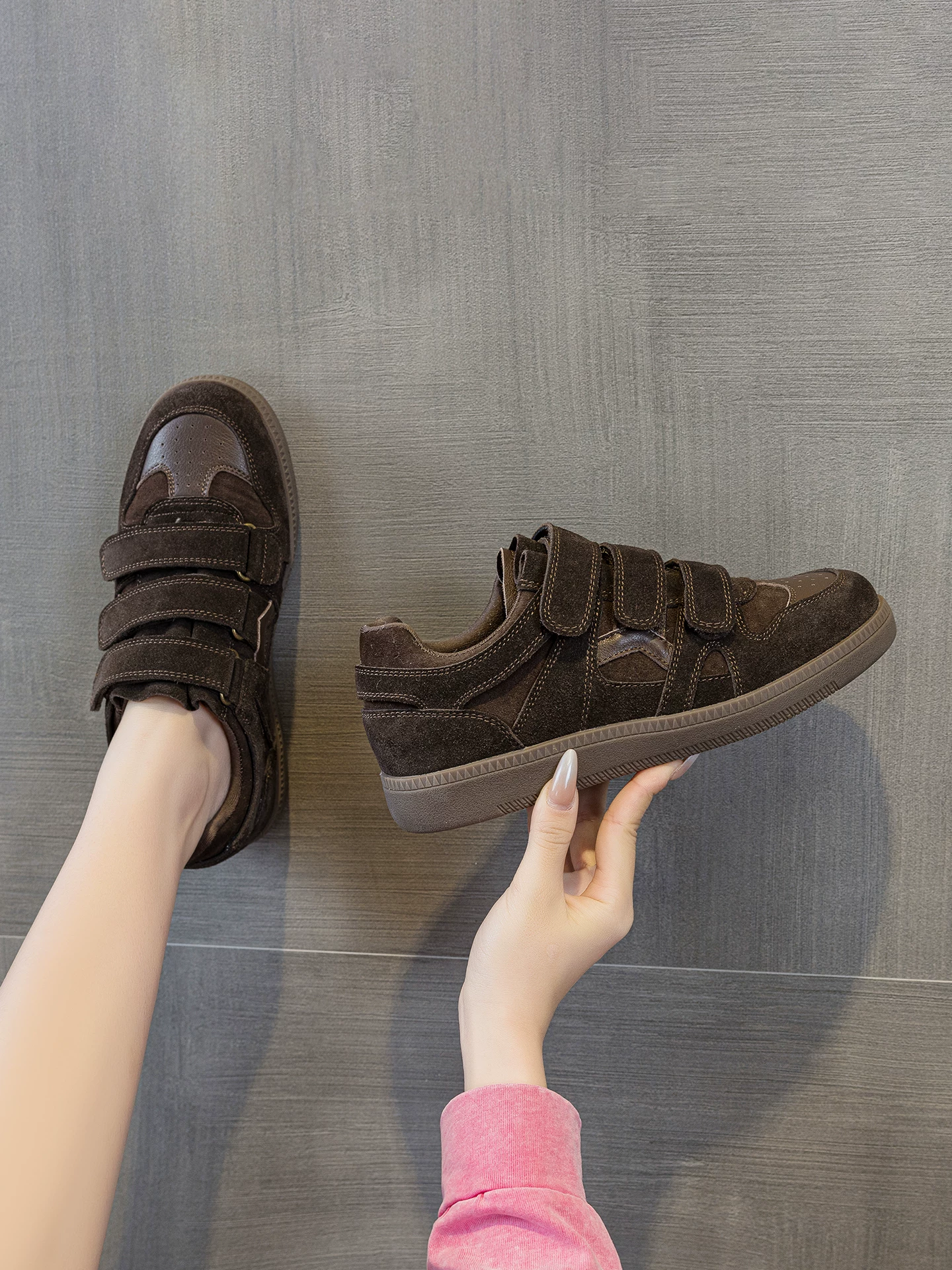 Giày tập luyện Velcro Đức dành cho nữ, giày thể thao da lộn phong cách retro, giày thể thao đế dày thoải mái mới mùa xuân 2026.