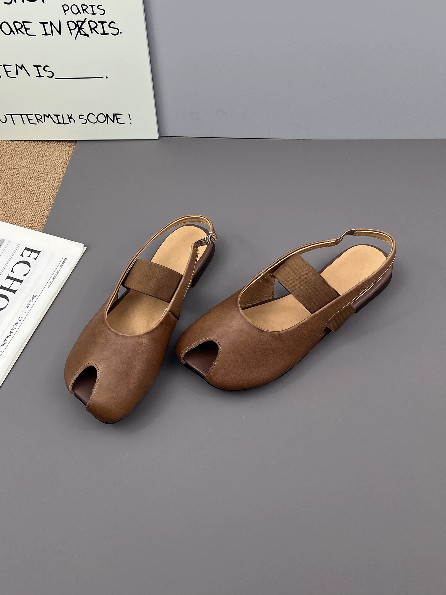 Dép quai thun da thật kiểu peep-toe dành cho nữ, thiết kế mới lạ mùa hè 2026, phong cách retro La Mã.
