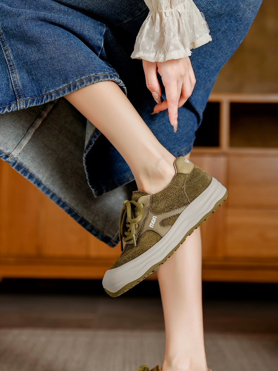Giày thể thao nữ da lộn kiểu retro Đức, giày sneaker đế dày, giày thể thao da thật màu trắng mới mùa thu 2025 dành cho nữ.
