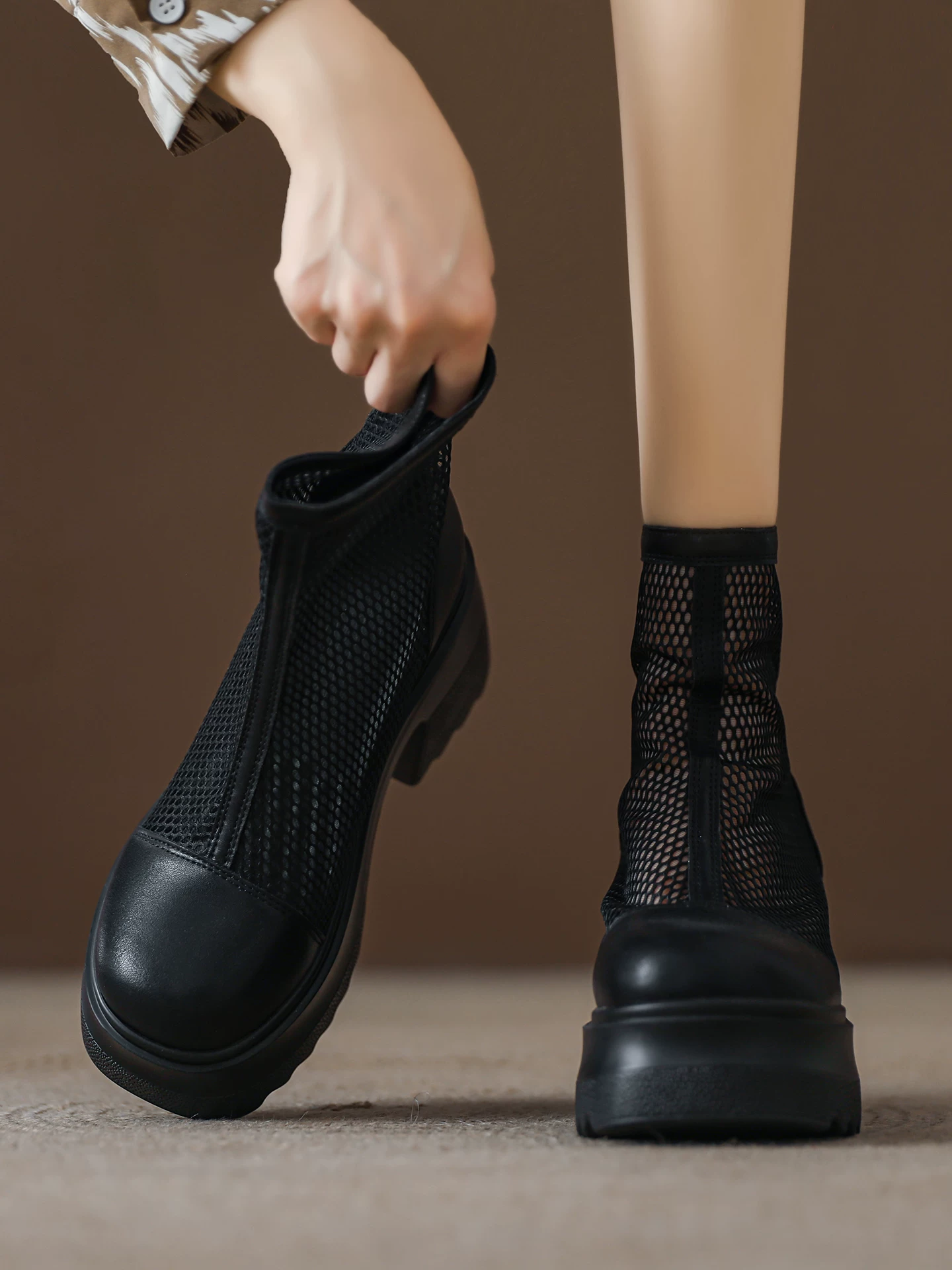 Giày sandal cao gót màu trắng dành cho nữ, gót dày, giày bốt Martin lưới tăng chiều cao, bốt ngắn thoáng khí mùa hè 2026, bốt lưới rỗng.