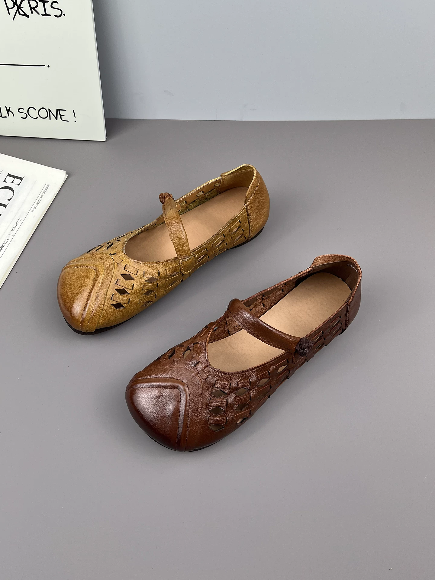 Dép nữ da thật khoét lỗ, mũi kín, kiểu vintage đế mềm êm ái, giày mẹ thoải mái, mẫu mới hè 2026, thoáng khí.