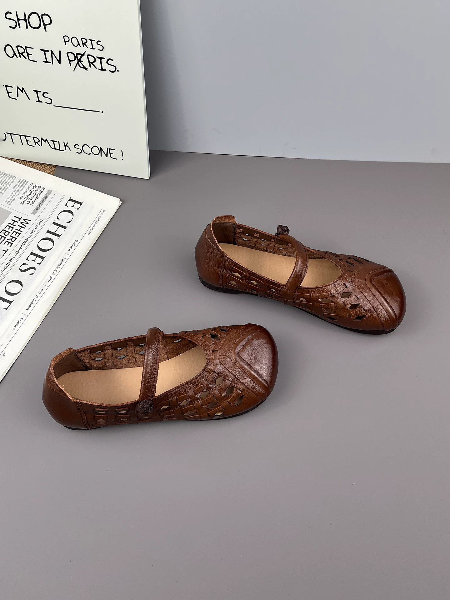Dép nữ da thật khoét lỗ, mũi kín, kiểu vintage đế mềm êm ái, giày mẹ thoải mái, mẫu mới hè 2026, thoáng khí.