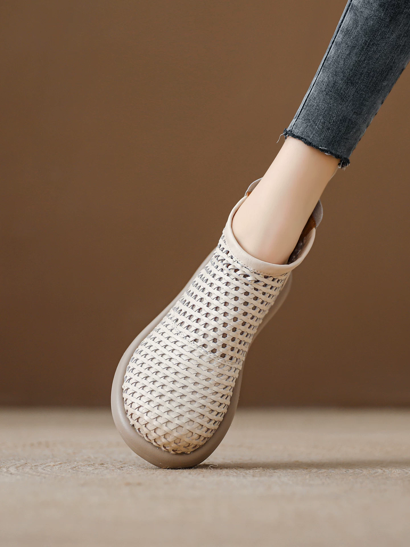 Giày sandal La Mã dệt bằng da thật cho nữ, bốt cao cổ đế dày, bốt lưới kiểu mới mùa hè 2026, bốt ngắn thoáng khí.