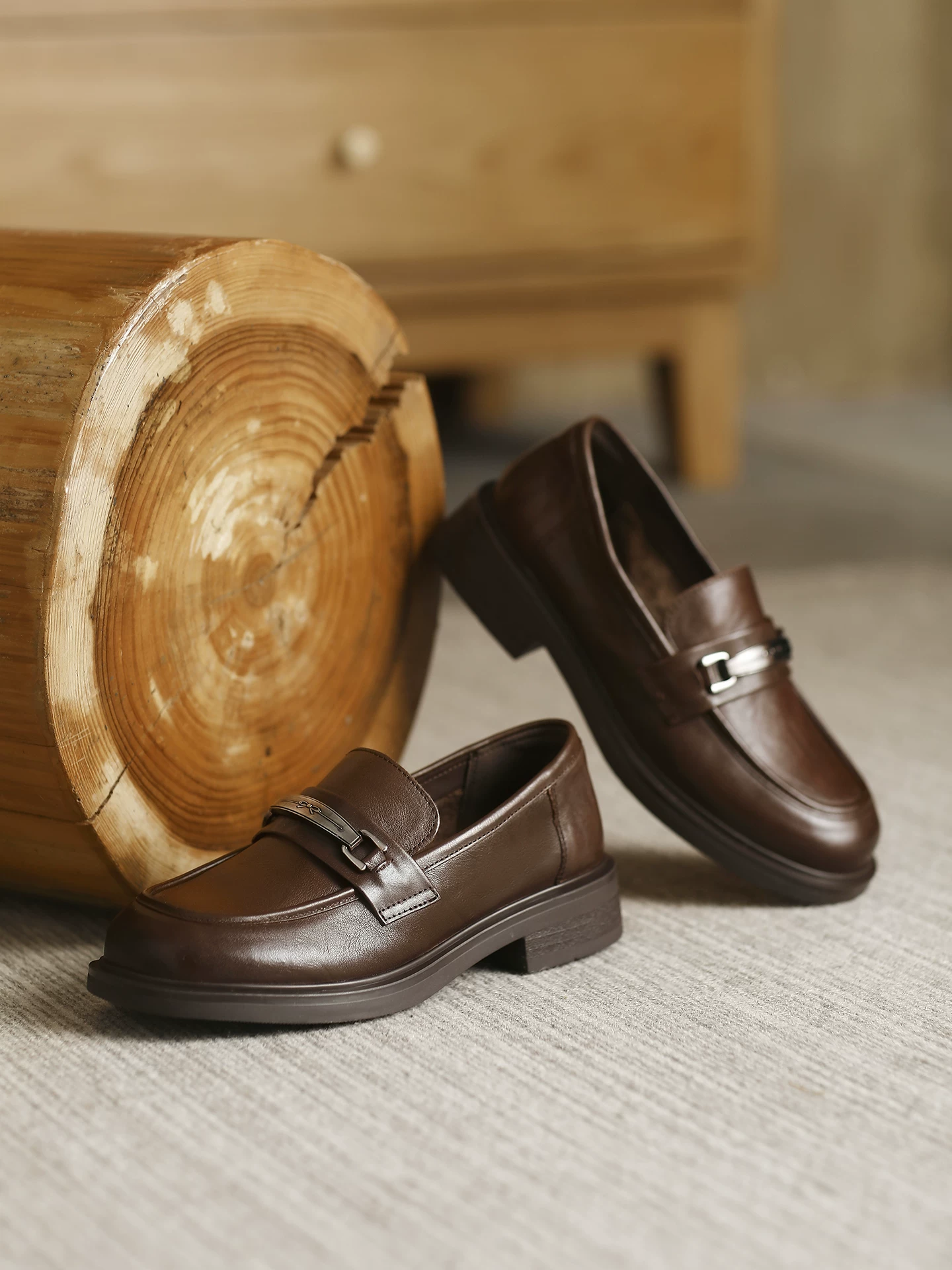 Giày lười da bò lớp đầu tiên phong cách retro dành cho nữ, giày da thật kiểu xỏ chân, kiểu mới mùa xuân 2026, giày da đế thô kiểu Anh.