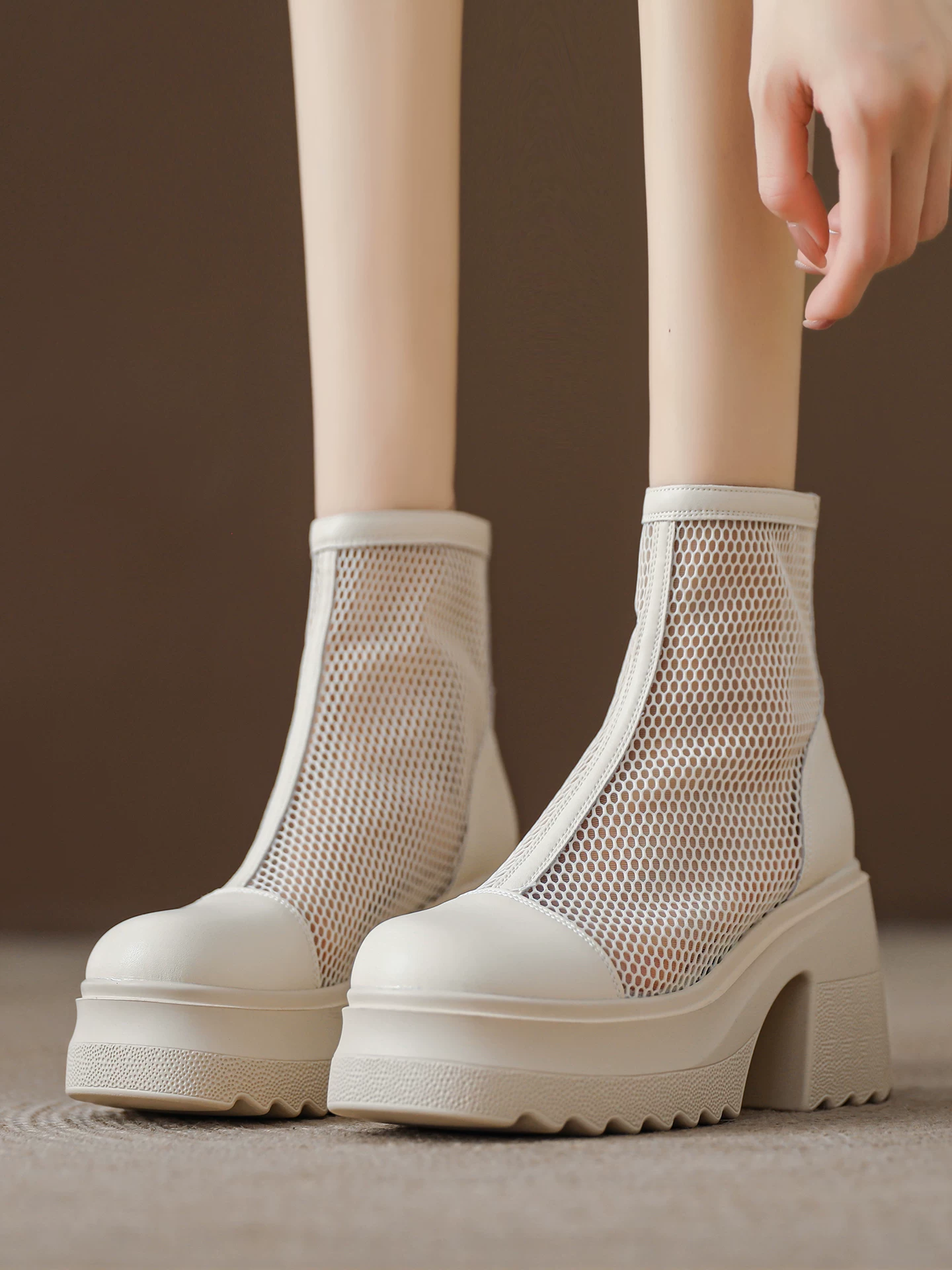 Giày sandal cao gót màu trắng dành cho nữ, gót dày, giày bốt Martin lưới tăng chiều cao, bốt ngắn thoáng khí mùa hè 2026, bốt lưới rỗng.