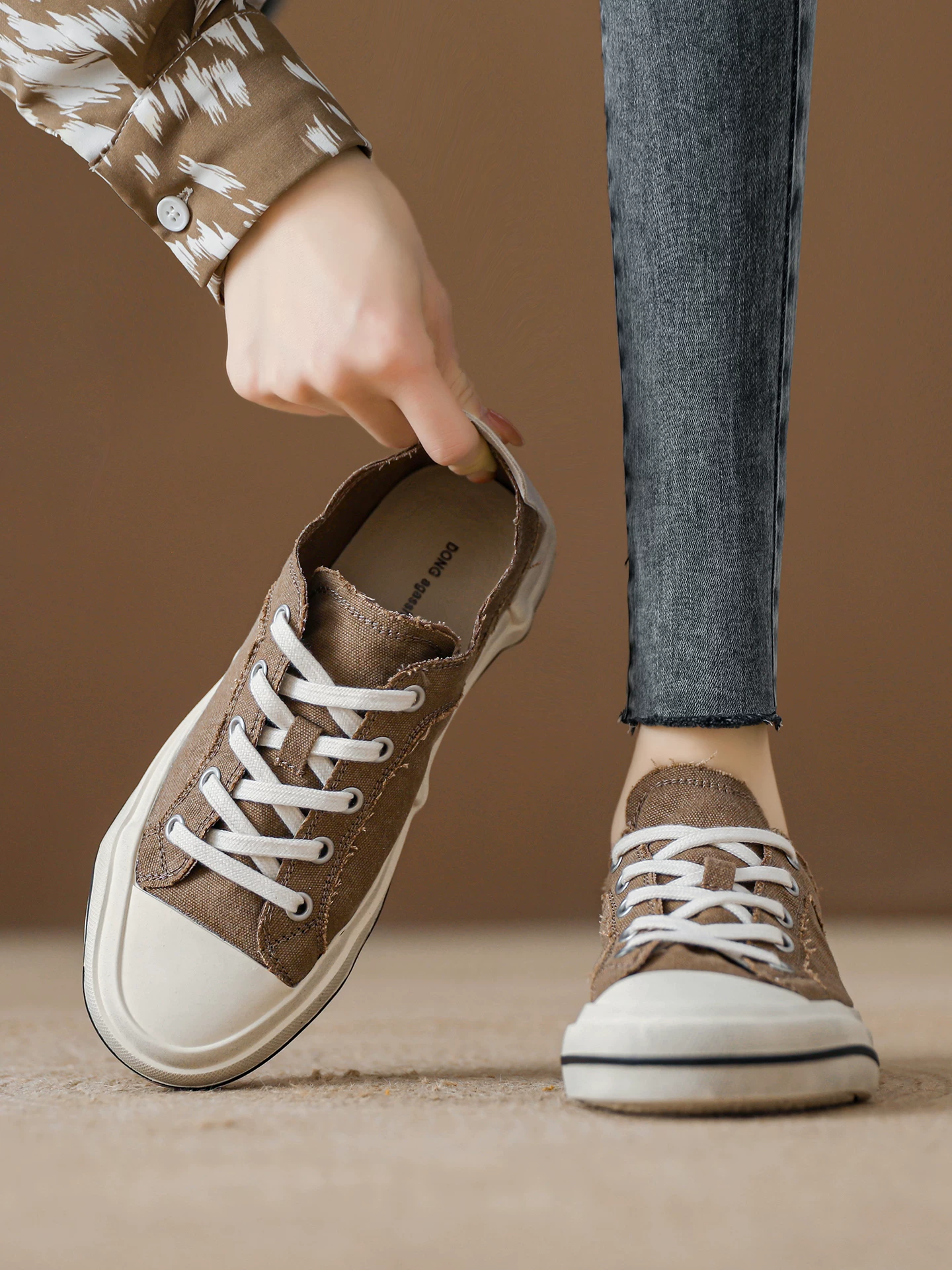Giày vải bố vintage phong cách vintage dành cho nữ, giày nữ mùa hè 2026 mỏng nhẹ thoáng khí, giày thể thao casual phong cách Hàn Quốc độc đáo.