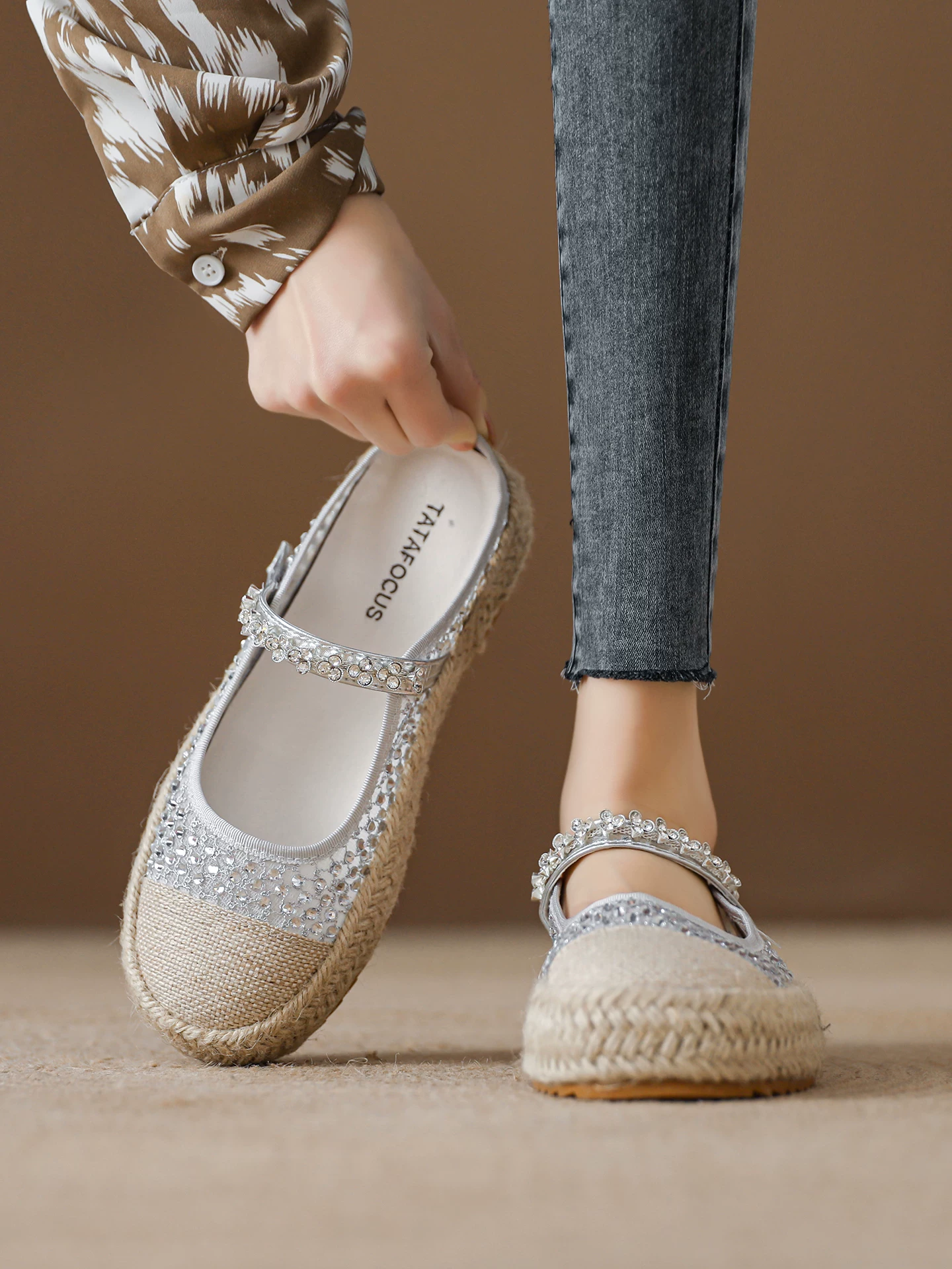 Dép nữ đính đá phong cách tiên nữ, kiểu mũi kín, đế dày, kiểu espadrille có dây tết, mẫu mới hè 2026, dép lưới đi chơi.