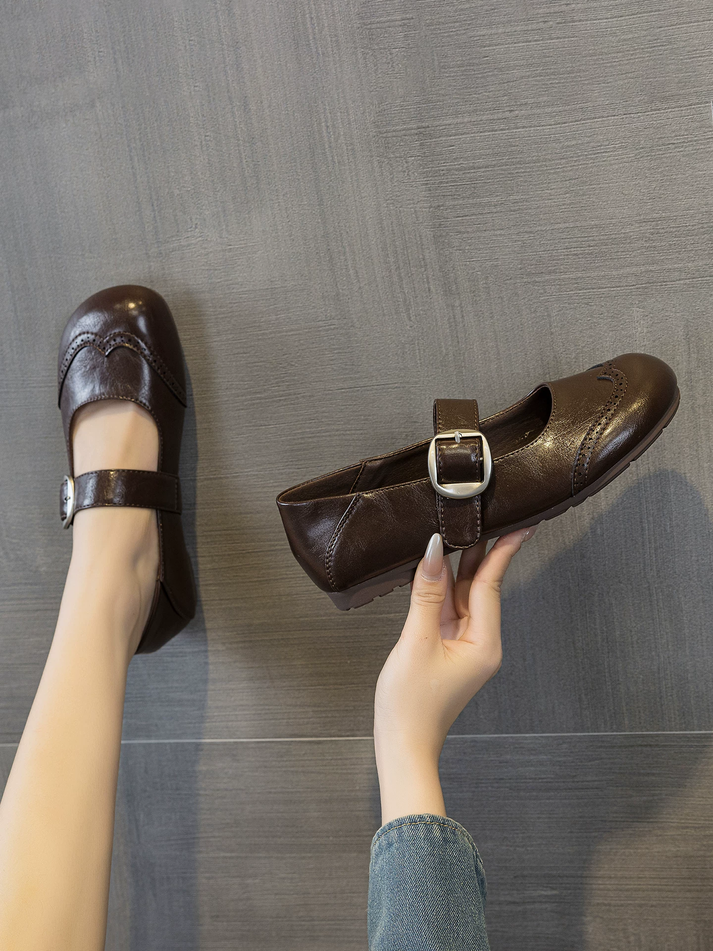 Giày Mary Jane quai đơn dành cho nữ, giày đế bằng miệng nông, giày da brogue cổ điển mới mùa xuân 2026.