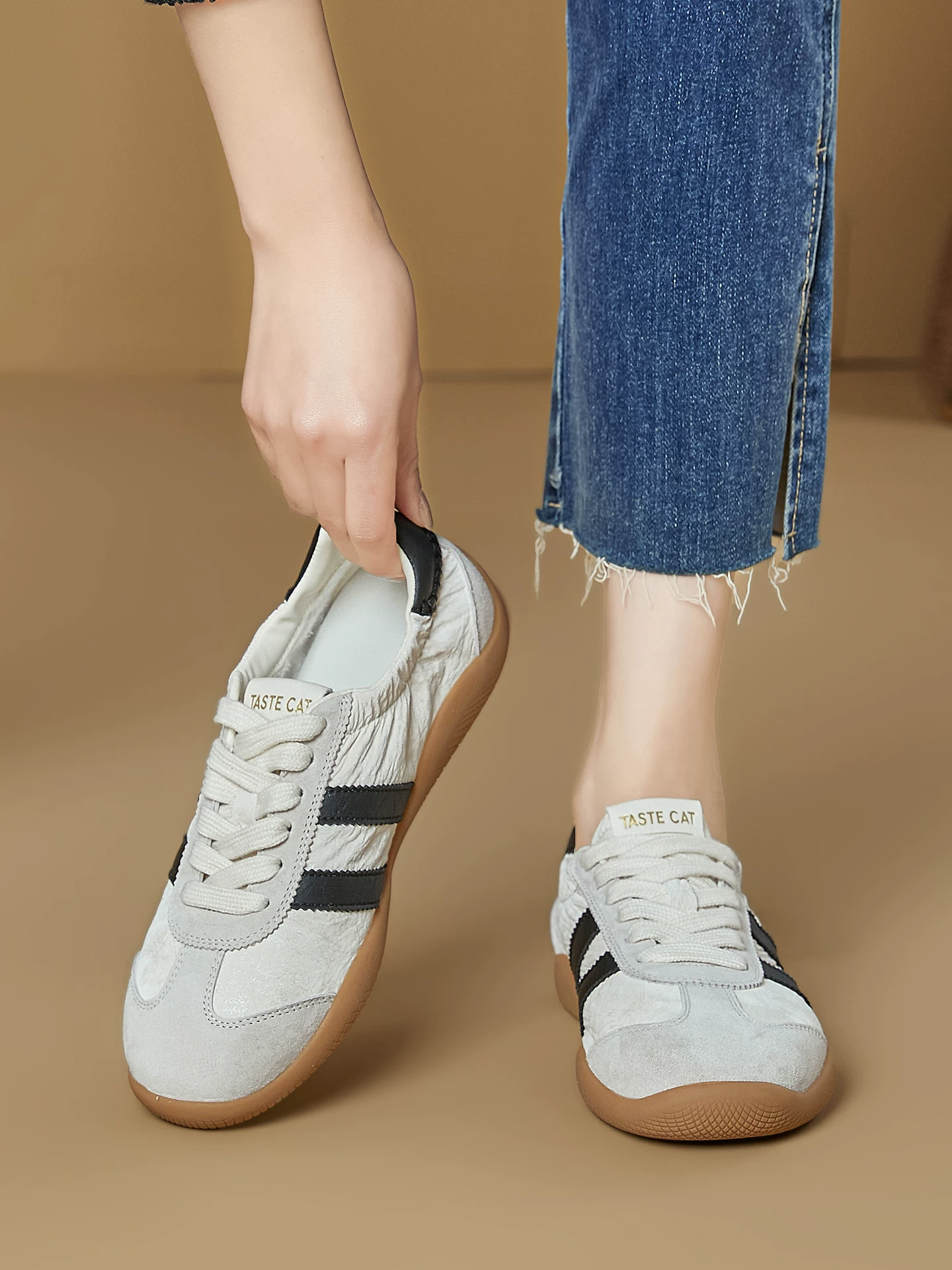 Giày tập luyện nữ kiểu ballet retro màu đỏ, đế mềm, cổ giày co giãn, mẫu mới xuân 2026, giày thể thao nữ thời trang.