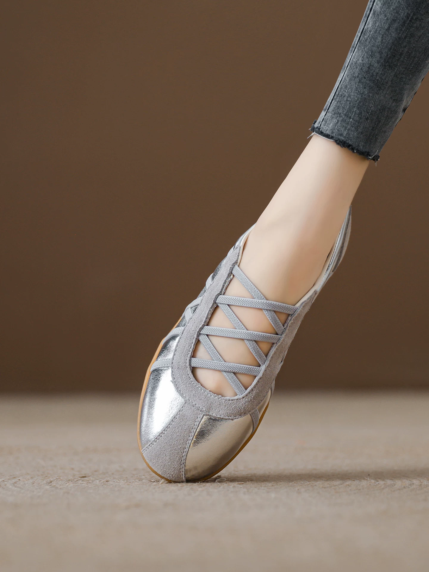 Giày thể thao kiểu ballet dễ mang cho nữ, giày Mary Jane quai chéo kiểu Pháp đế bằng, giày đơn khoét lỗ mới mùa hè 2026.