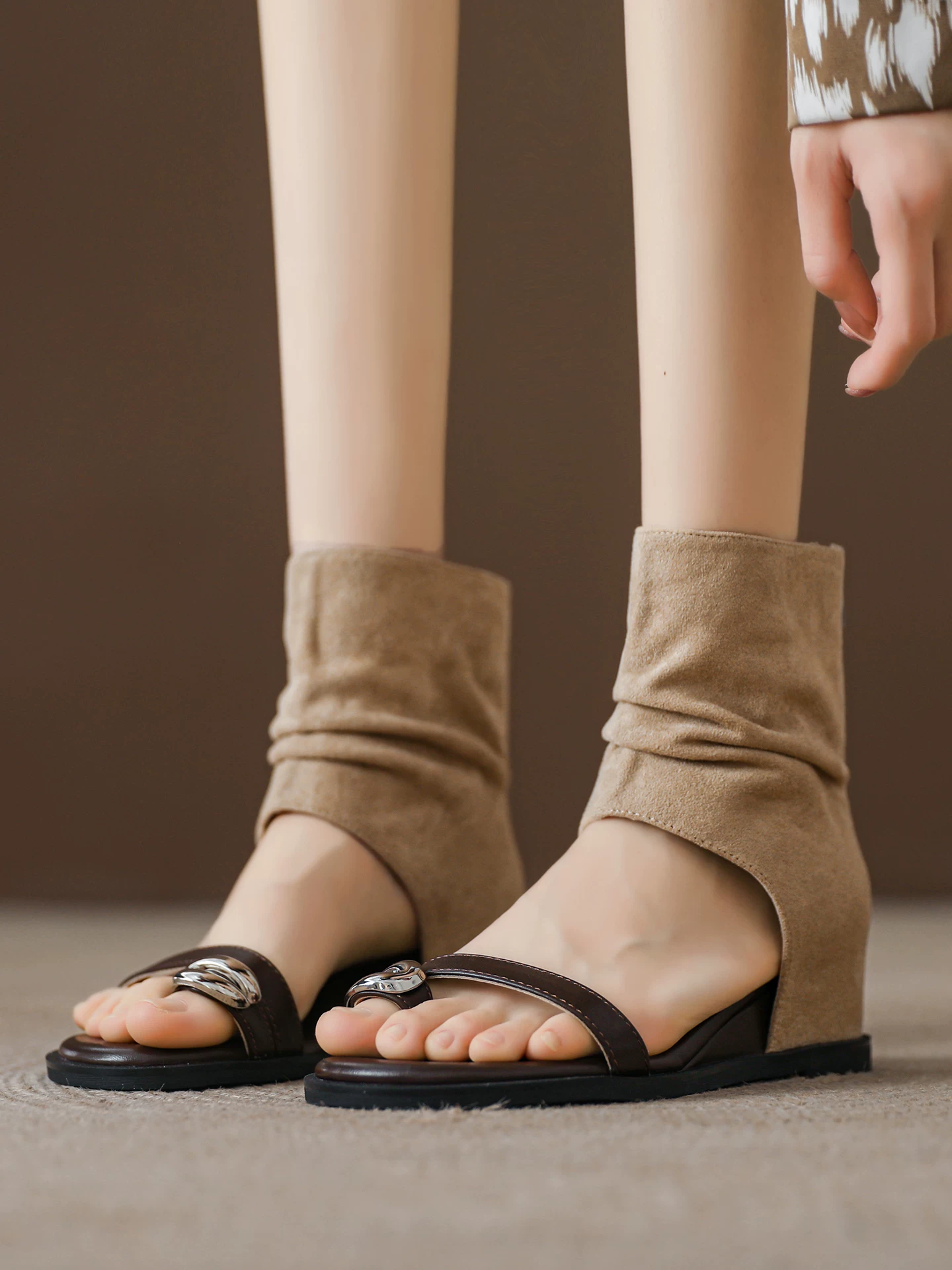 Giày sandal đế xuồng nữ kiểu xỏ chân, có độn đế tăng chiều cao, kiểu dáng xếp ly, giày bốt cổ thấp phong cách La Mã quai đơn, mẫu mới hè 2026.