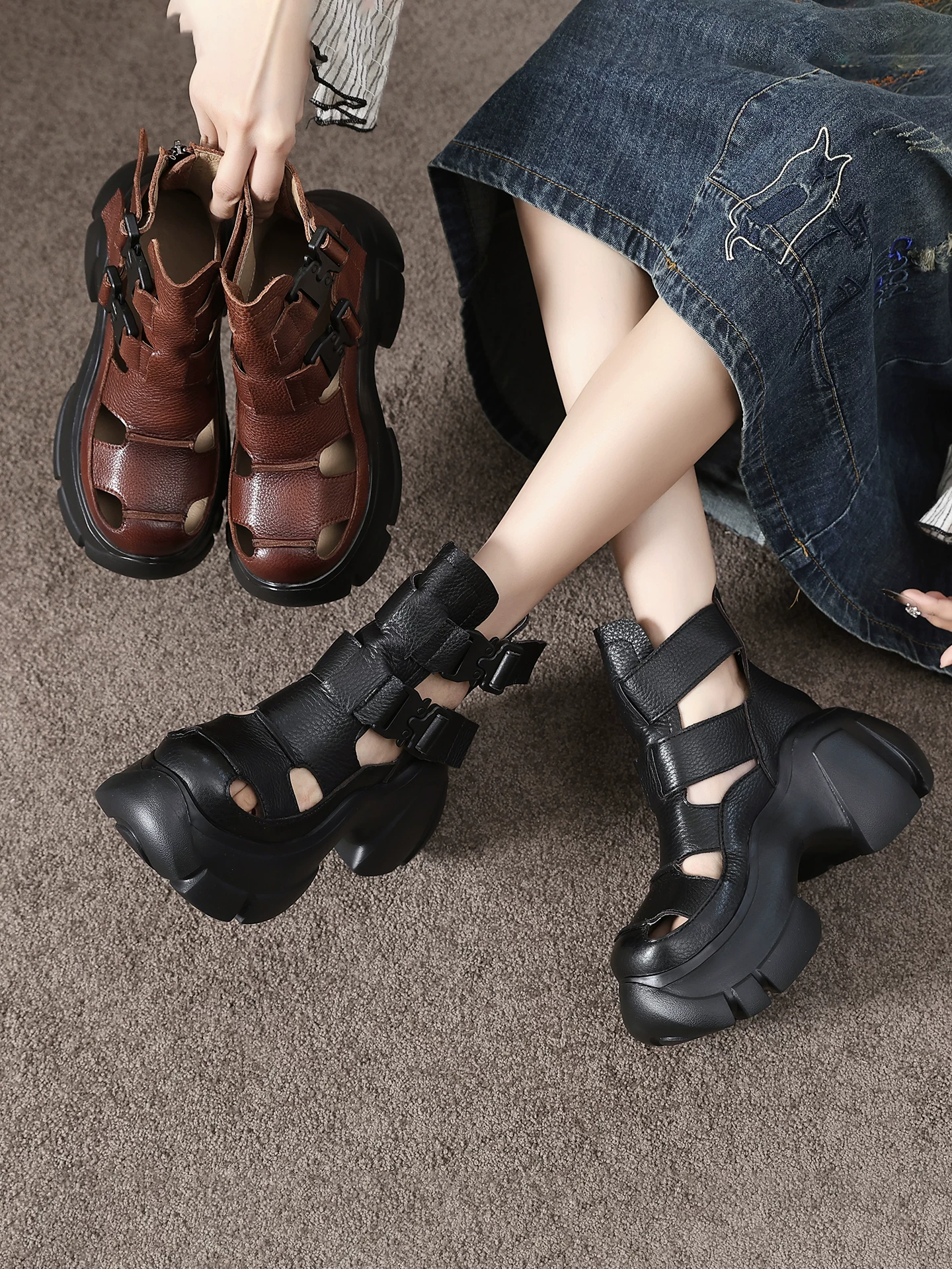 Giày sandal da bò kiểu La Mã cổ điển dành cho nữ, giày sandal đế dày cao cổ, giày bốt ngắn khoét lỗ kiểu mới mùa hè 2026.