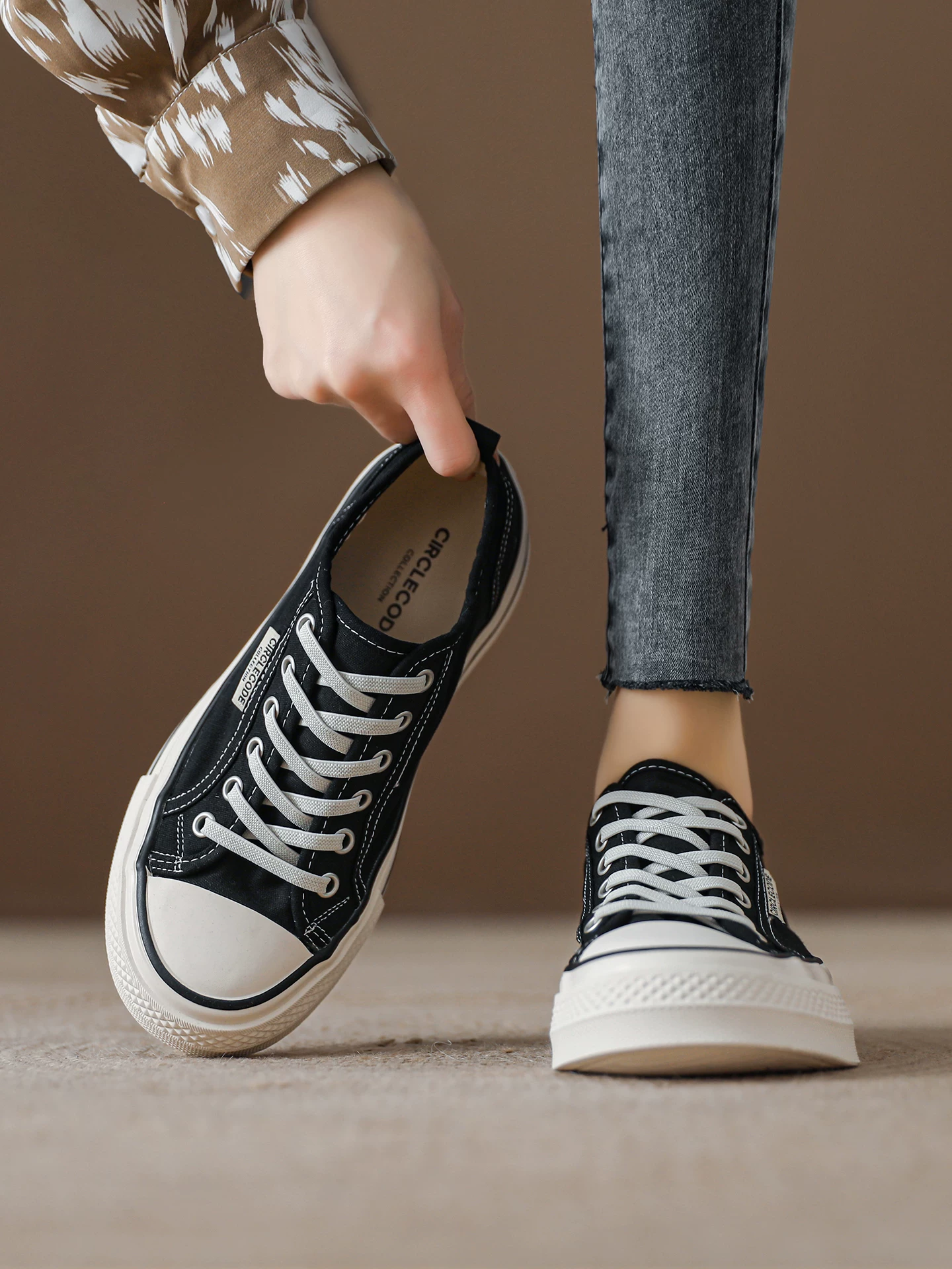 Giày vải đế dày màu cam dành cho nữ, giày thể thao kiểu lười có dây thun, giày trắng mỏng thoáng khí mùa hè 2026