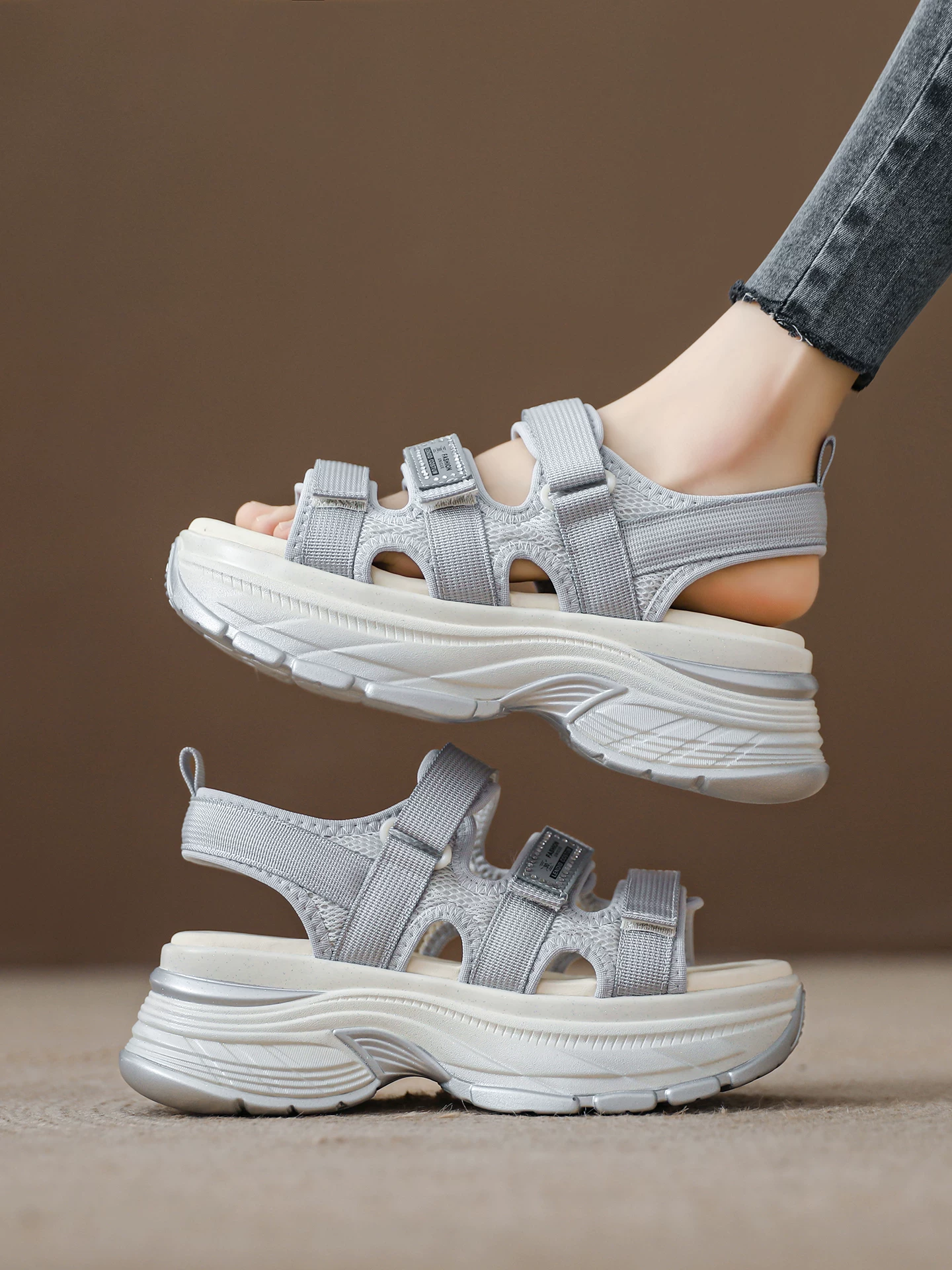 Dép thể thao Velcro dành cho nữ, dép bố đế dày khoét lỗ, giày đi biển hở mũi thông thường mới mùa hè 2026.