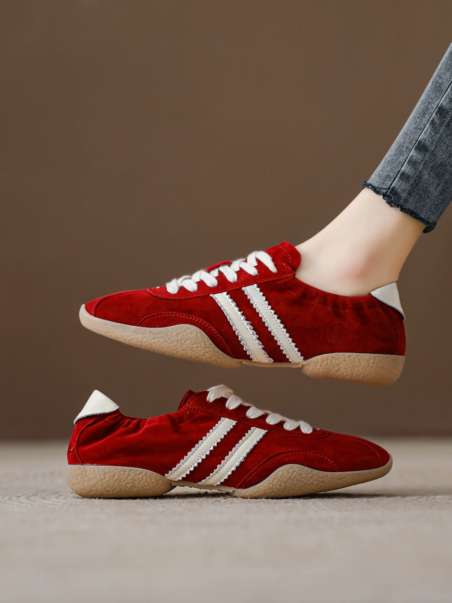 Giày thể thao nữ da cừu đỏ phong cách retro đua xe Đức, mẫu mới xuân 2026, đế mềm, bề mặt mềm mại, giày thể thao thường ngày.