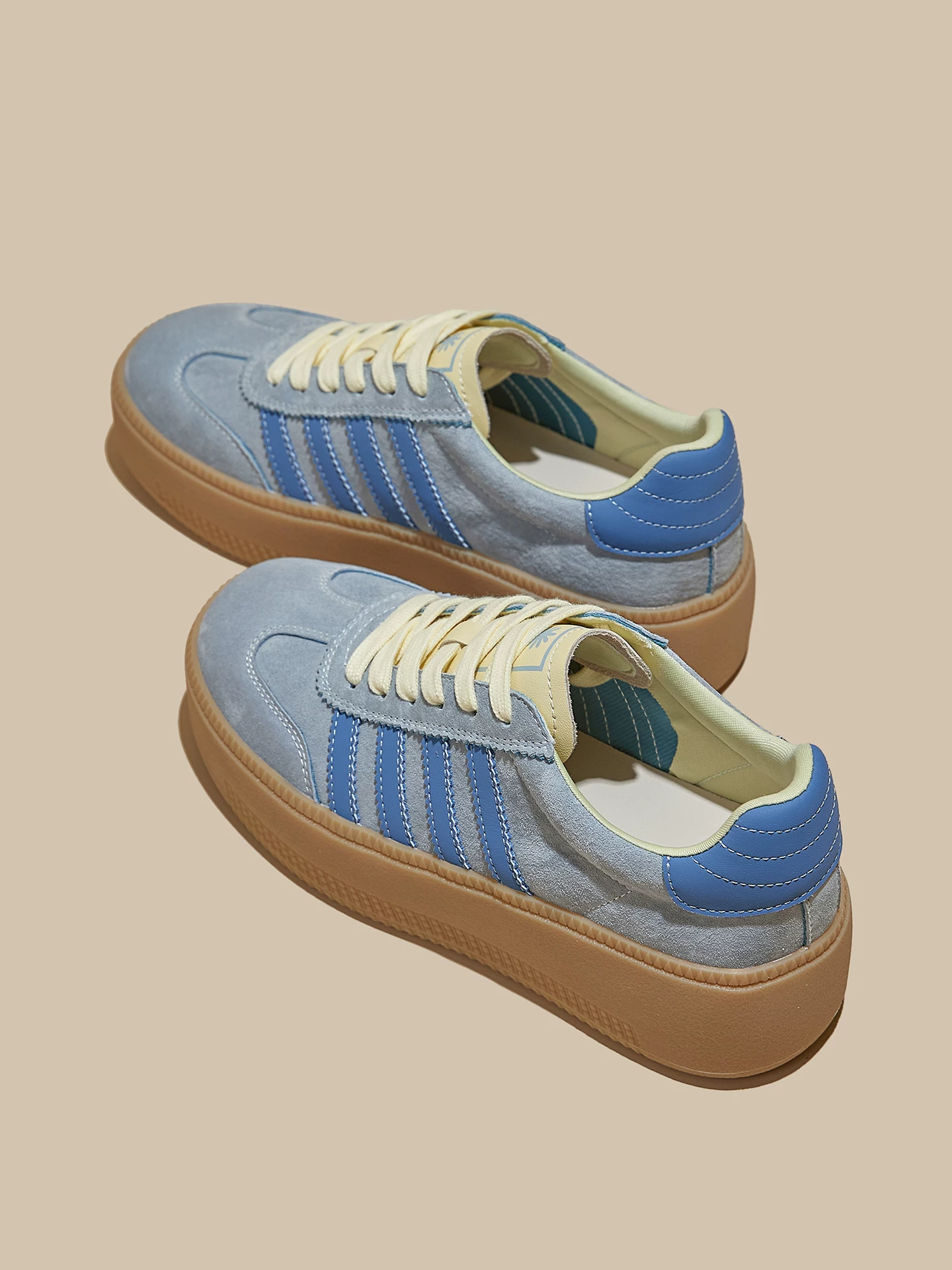 Giày thể thao nữ da lộn phối màu retro kiểu Đức, giày sneaker đế dày tăng chiều cao, giày trắng da thật thời trang mùa xuân 2026.
