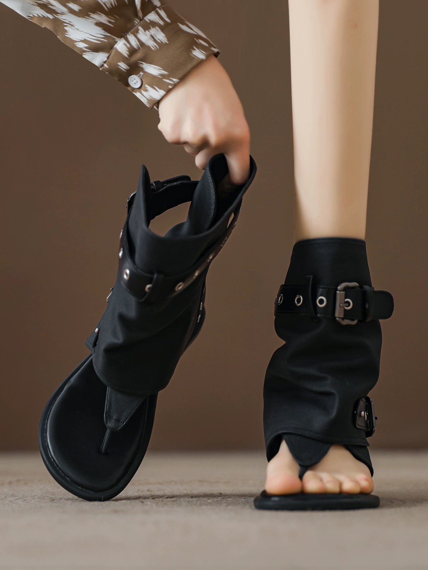 Giày sandal đế xuồng mũi nhọn dành cho nữ có đinh tán và khóa cài, giày bốt phong cách hot girl, giày bốt denim mỏng mùa hè 2026, giày sandal kiểu La Mã.