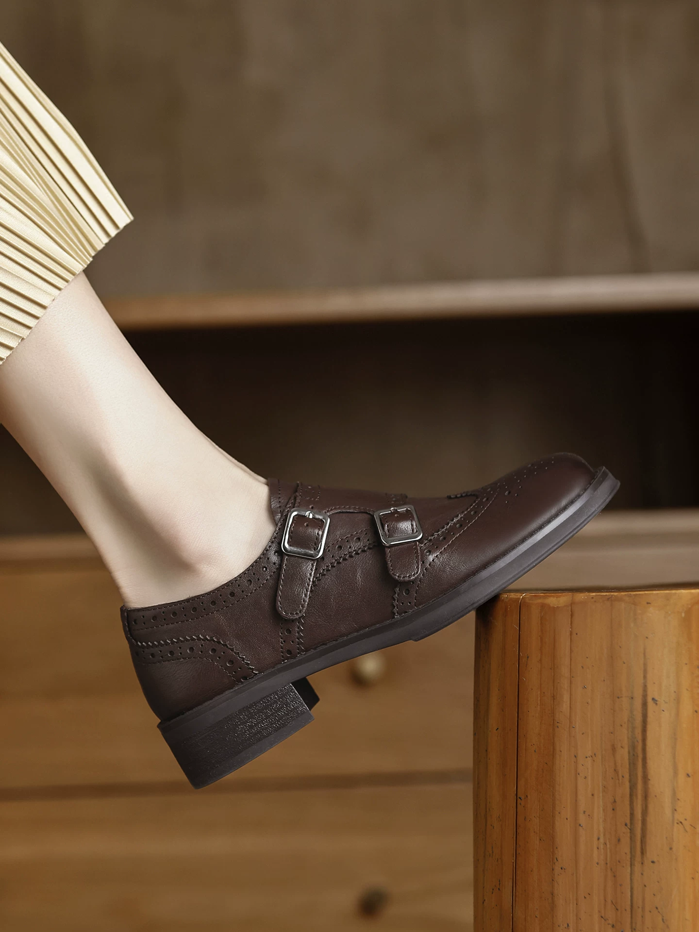 Giày da nữ kiểu Anh cổ điển, giày lười gót dày bằng da thật, giày Oxford Brogue mới mùa xuân 2026.