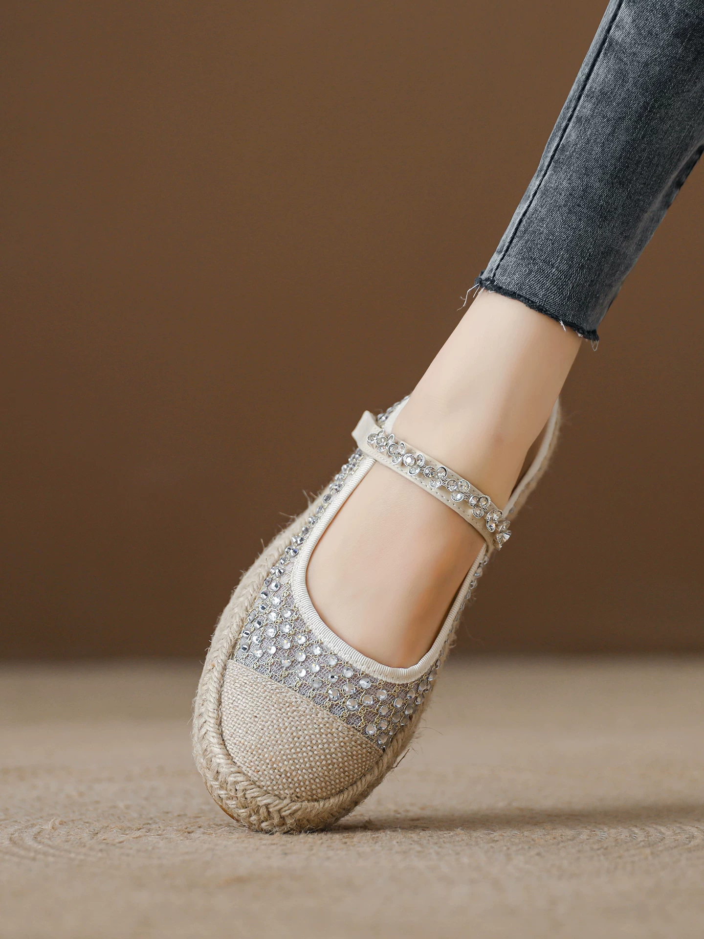 Dép nữ đính đá phong cách tiên nữ, kiểu mũi kín, đế dày, kiểu espadrille có dây tết, mẫu mới hè 2026, dép lưới đi chơi.