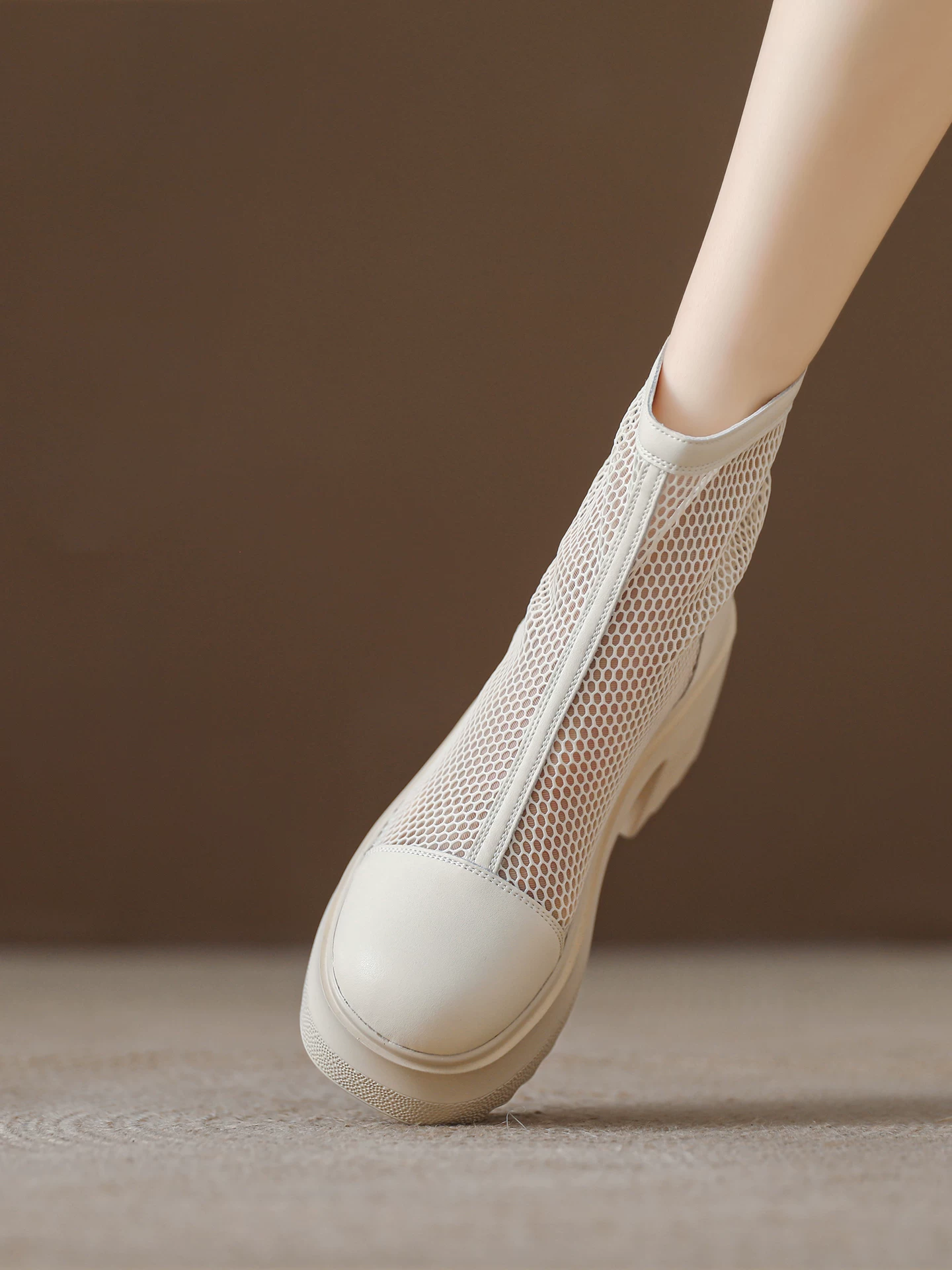 Giày sandal cao gót màu trắng dành cho nữ, gót dày, giày bốt Martin lưới tăng chiều cao, bốt ngắn thoáng khí mùa hè 2026, bốt lưới rỗng.