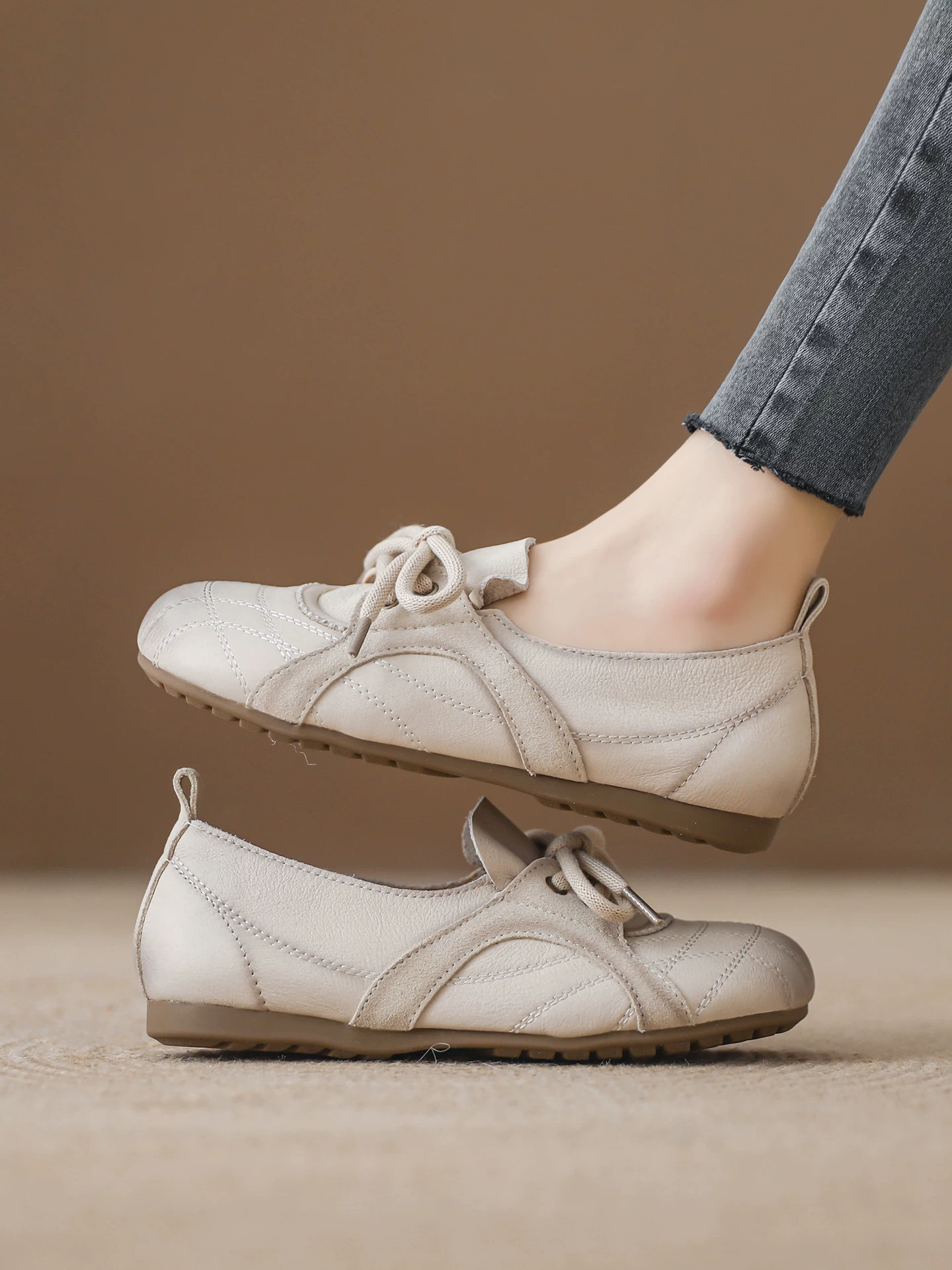 Giày đơn miệng nông phong cách retro da bò lớp đầu tiên dành cho nữ mùa xuân 2026 giày mẹ thường ngày mới có đế mềm không làm mỏi chân, giày lười.