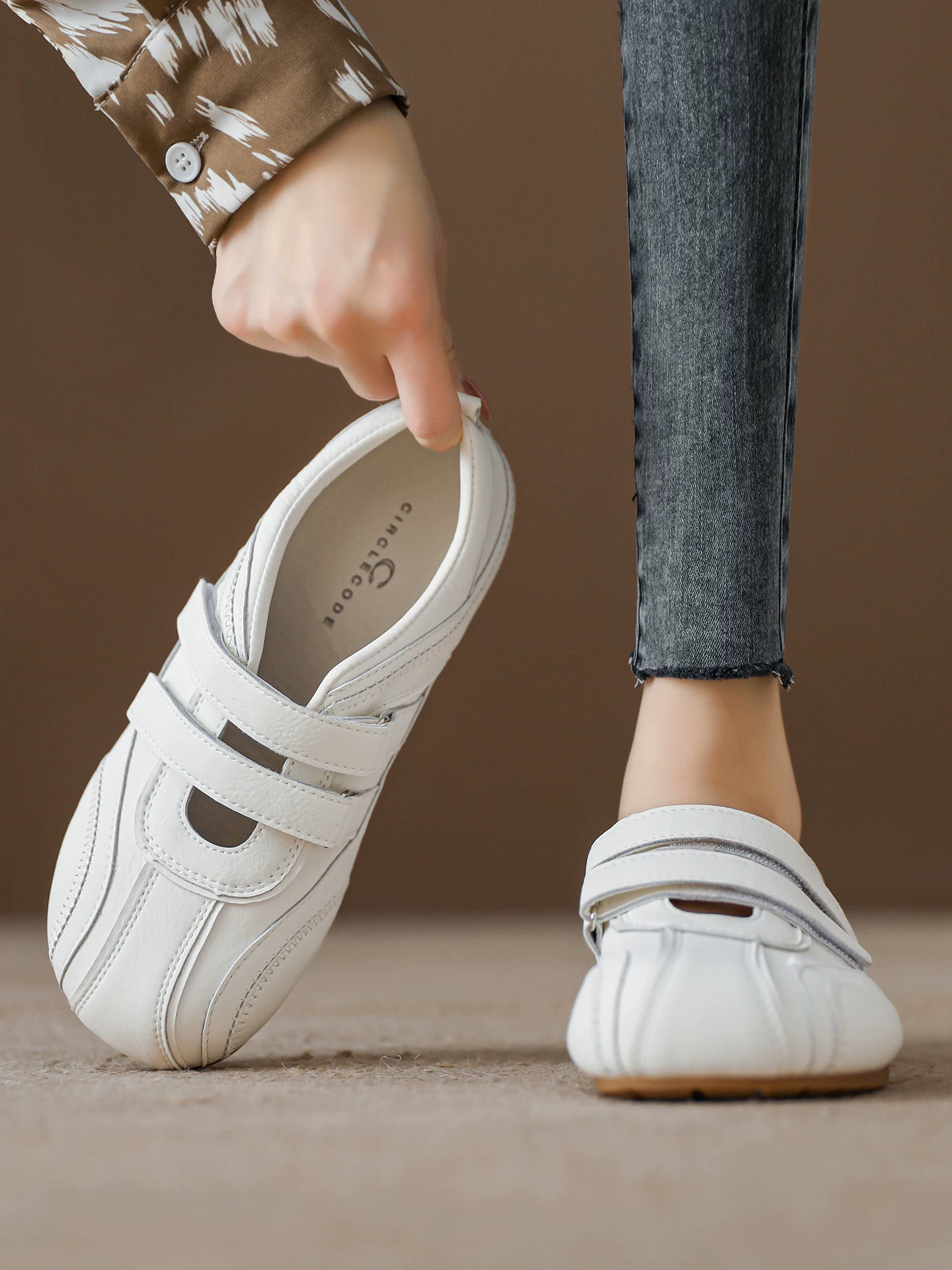 Giày thể thao Velcro Mary Jane dành cho nữ, da thật, dễ thương và độc đáo, giày trắng cổ thấp, giày tập luyện thông thường thoáng khí mùa hè 2026 của Đức.