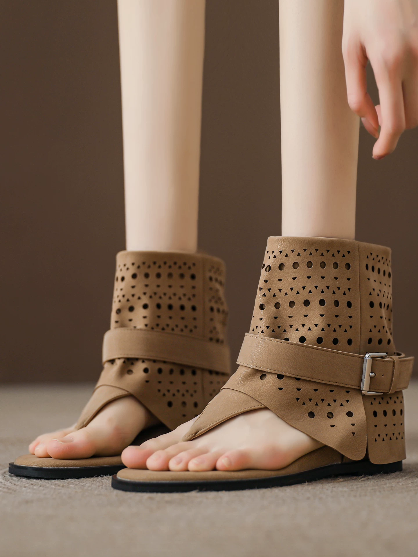Giày sandal nữ tăng chiều cao bên trong, kiểu thong-toe, gót wedge, bốt ngắn thoáng khí mùa hè 2026, sandal La Mã khoét lỗ.