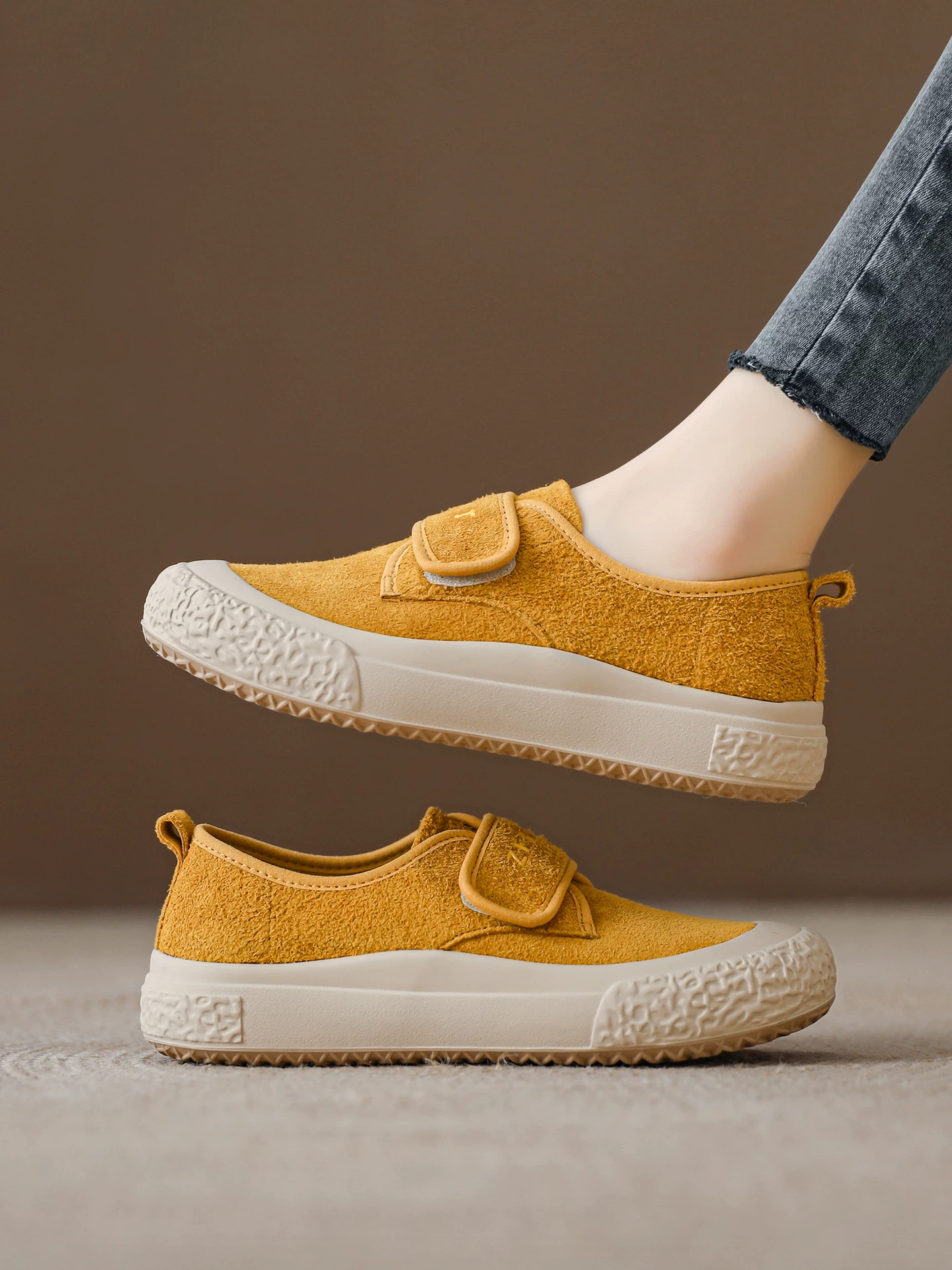 Giày lười Velcro cho nữ, giày retro da bò màu vàng, phong cách mới mùa xuân 2026, giày thể thao đế dày đa năng.