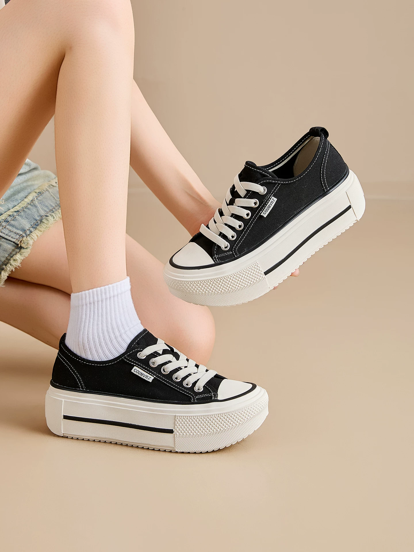 Giày vải màu vàng cho nữ, giày thể thao đế dày tăng chiều cao, giày đế xuồng trắng mỏng thoáng khí mùa hè 2026 cho nữ.