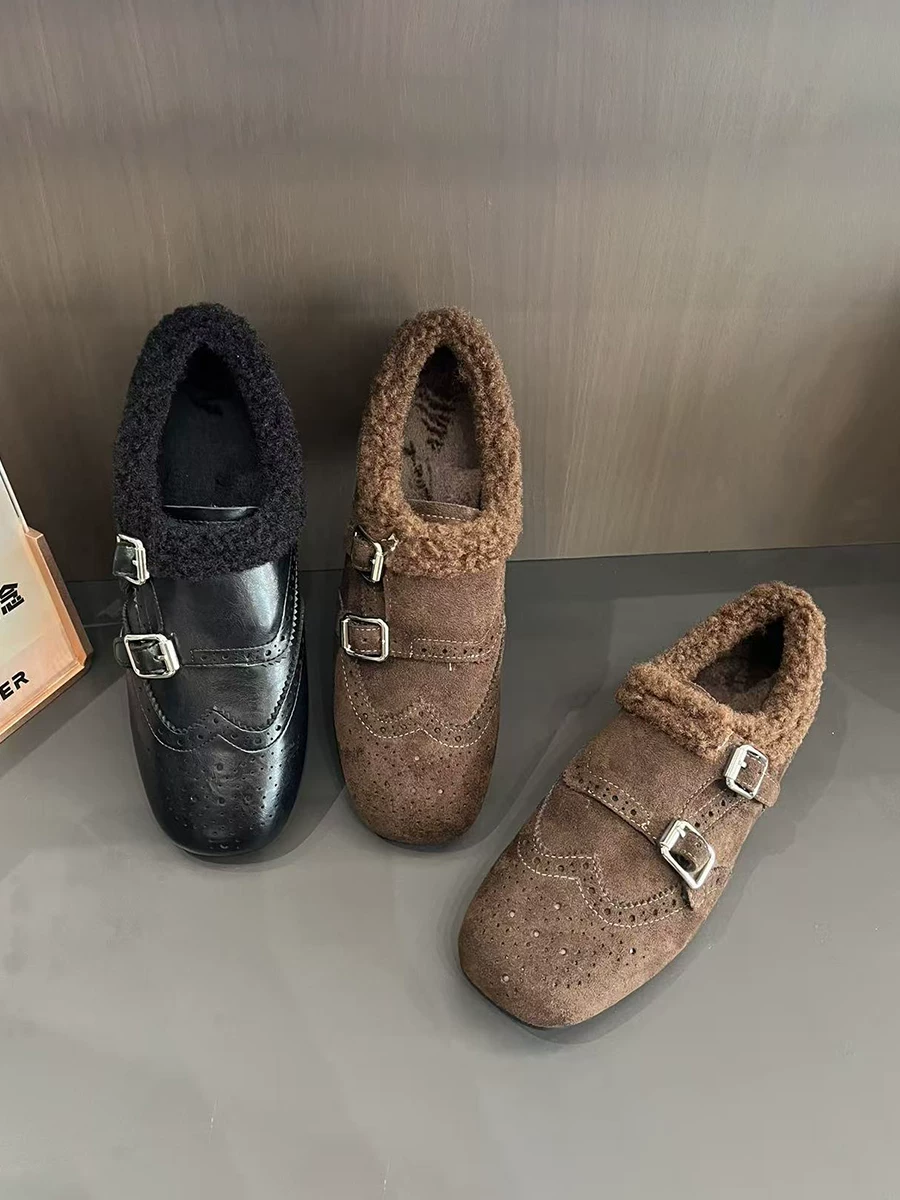 Giày lười nữ da thật lót lông giữ ấm, kiểu Anh cổ điển, họa tiết brogue, mùa đông 2025, kiểu mới