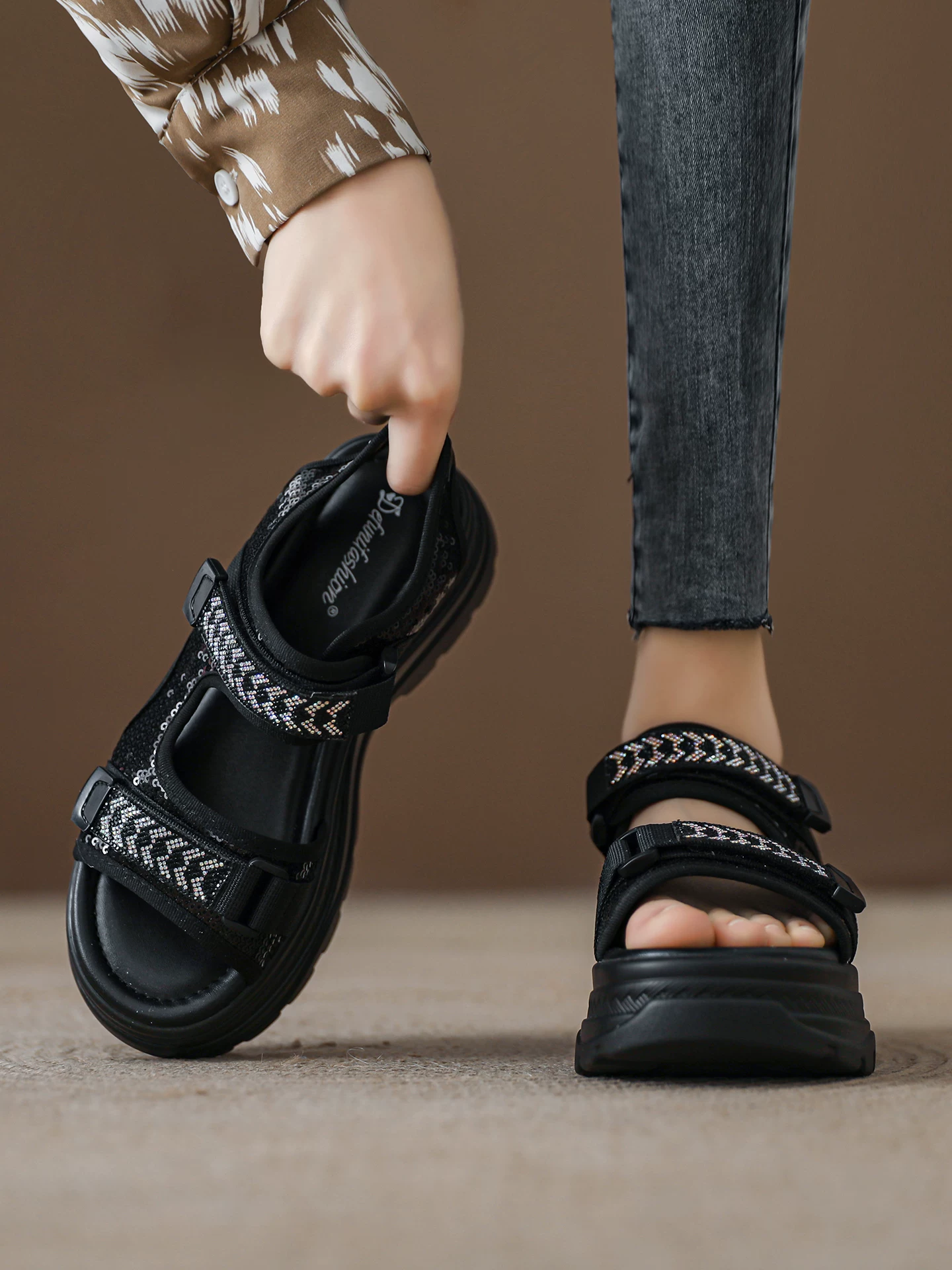 Dép thể thao Velcro dành cho nữ, giày La Mã đế dày đính sequin, giày đi biển hở mũi thông thường ngoài trời mới mùa hè 2026