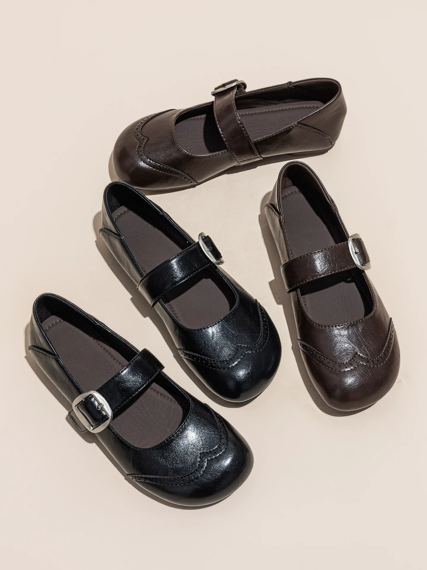 Giày Mary Jane quai đơn dành cho nữ, giày đế bằng miệng nông, giày da brogue cổ điển mới mùa xuân 2026.