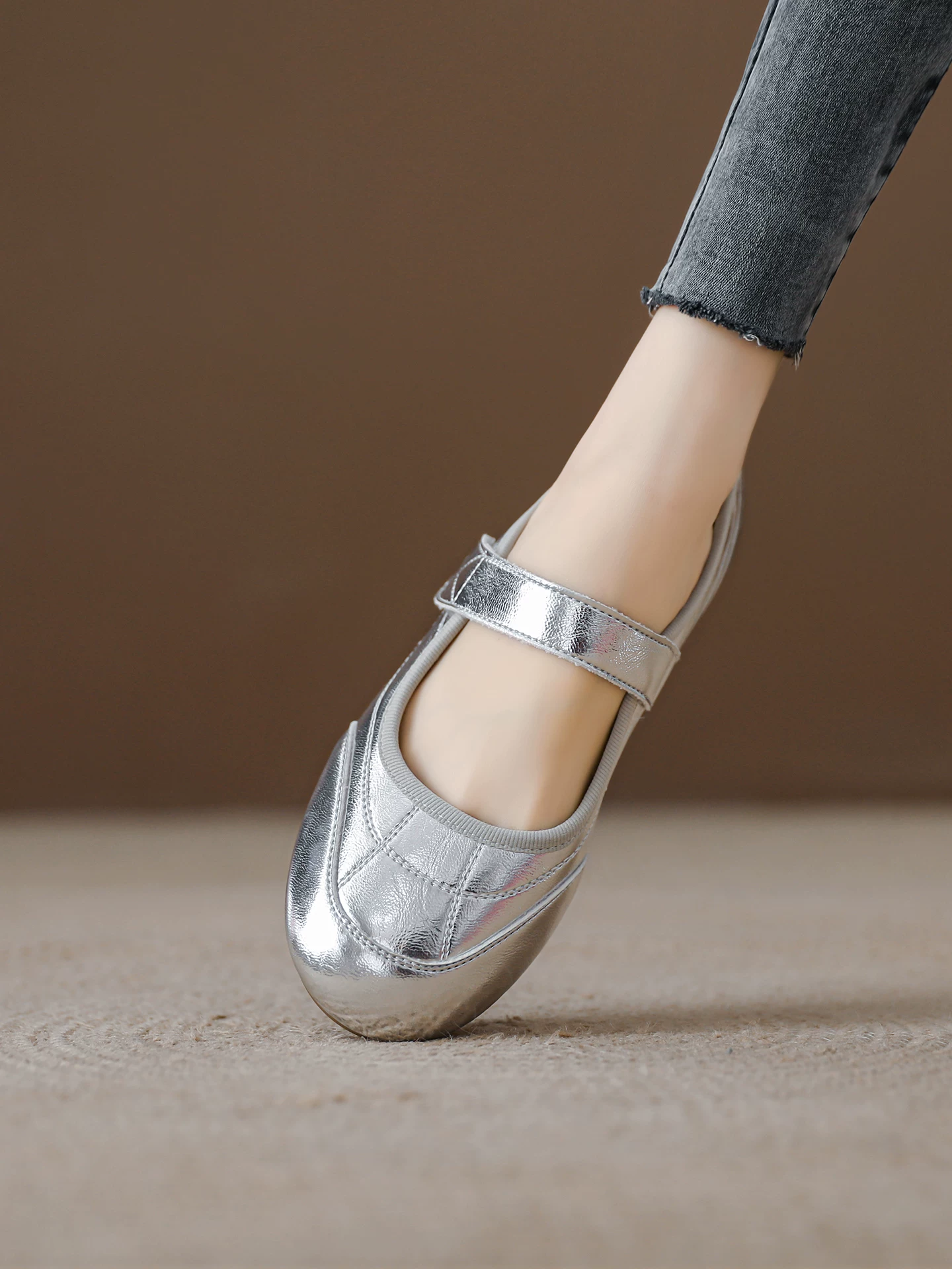 Giày sandal bít mũi Mary Jane màu bạc dành cho nữ, giày đế mềm thoải mái, giày ba lê đa năng mới mùa hè 2026.