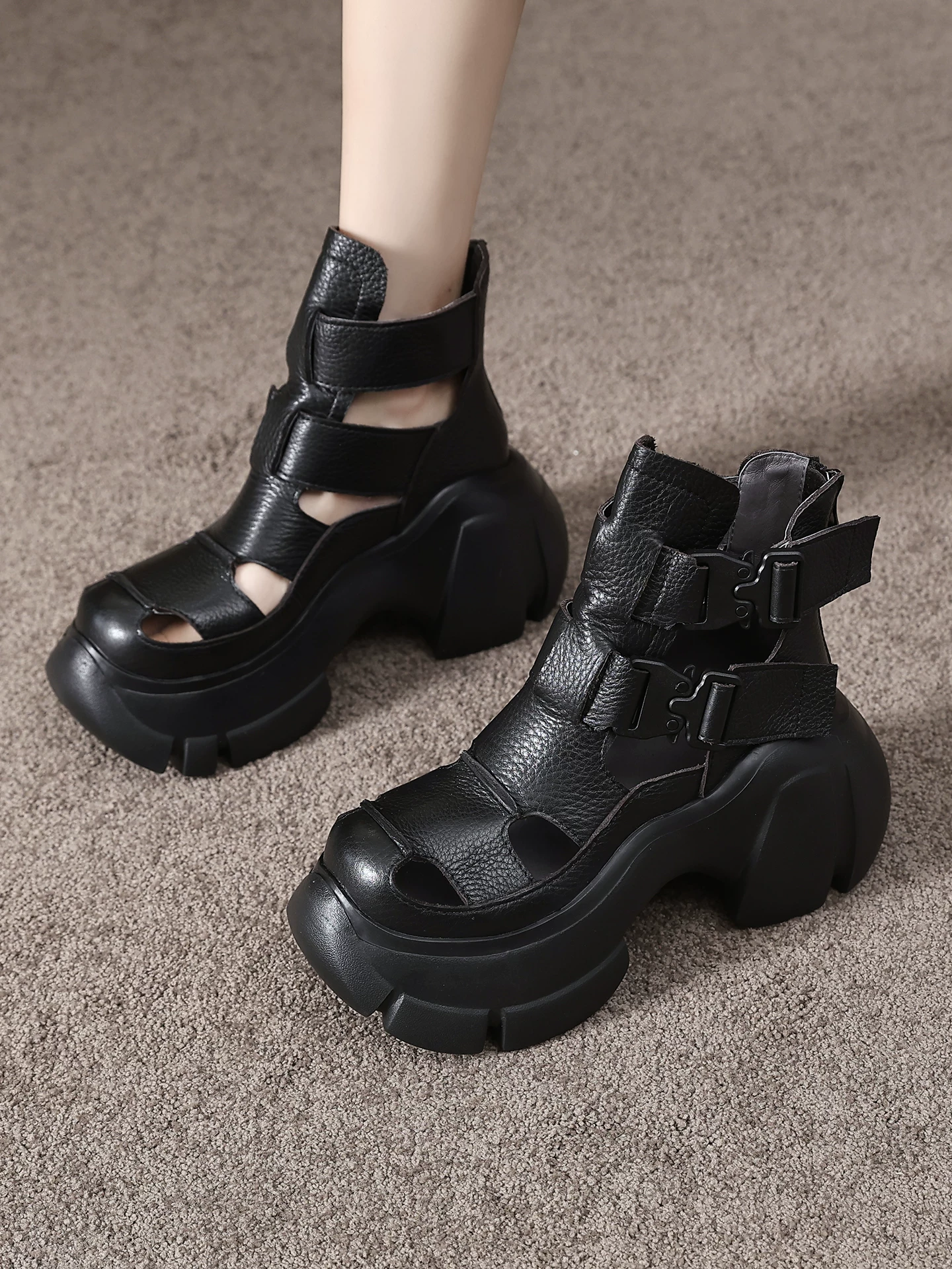 Giày sandal da bò kiểu La Mã cổ điển dành cho nữ, giày sandal đế dày cao cổ, giày bốt ngắn khoét lỗ kiểu mới mùa hè 2026.