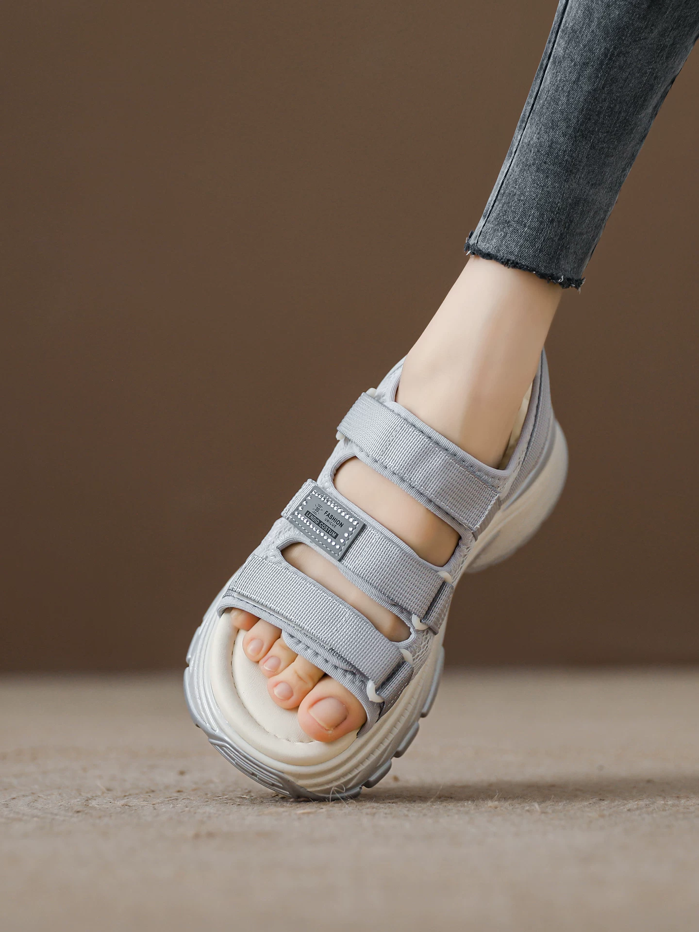 Dép thể thao Velcro dành cho nữ, dép bố đế dày khoét lỗ, giày đi biển hở mũi thông thường mới mùa hè 2026.