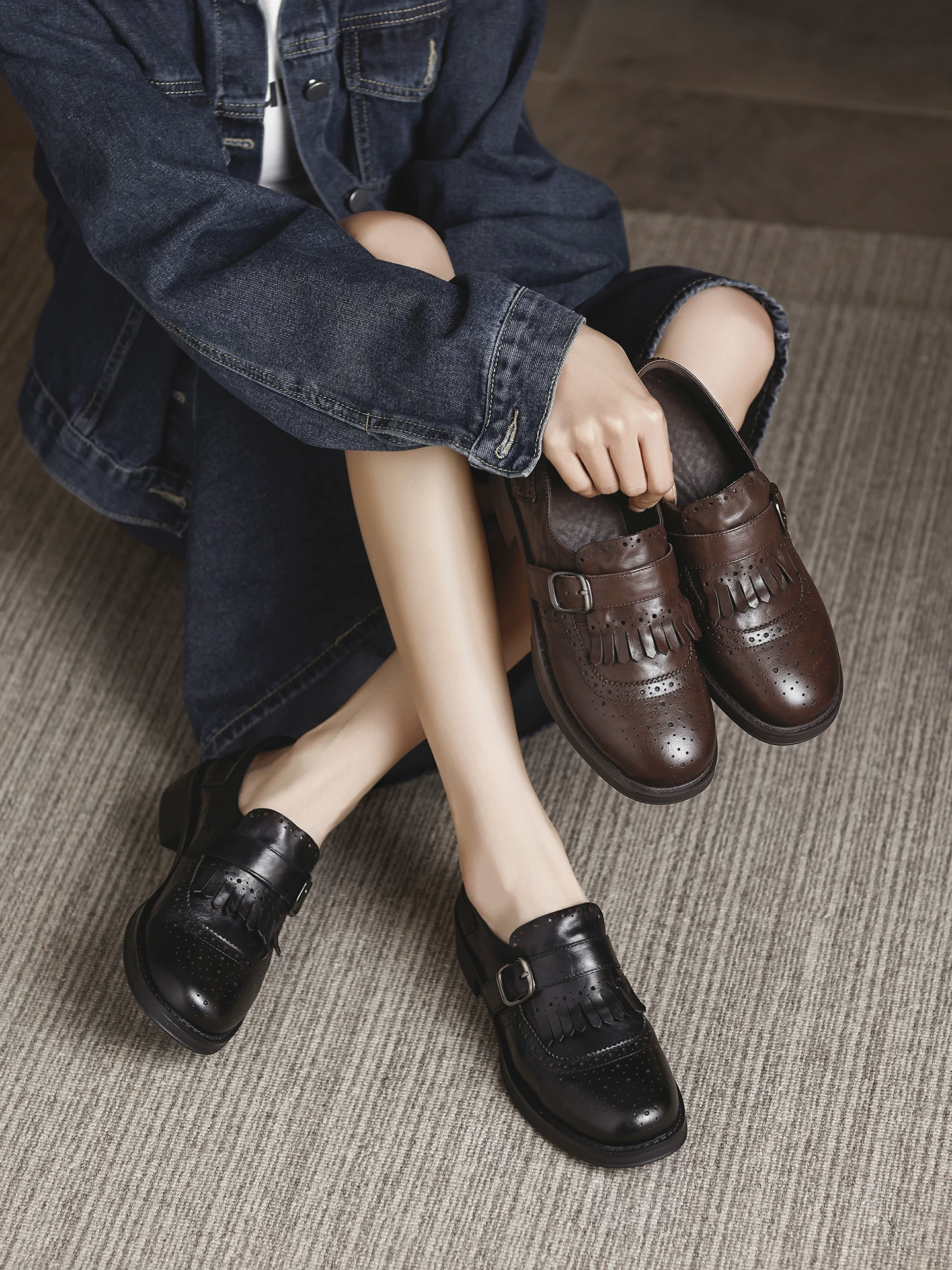Giày Brogue nữ, da bò màu nâu, giày da chạm khắc tua rua phong cách retro, kiểu mới mùa xuân 2026, giày lười gót dày.