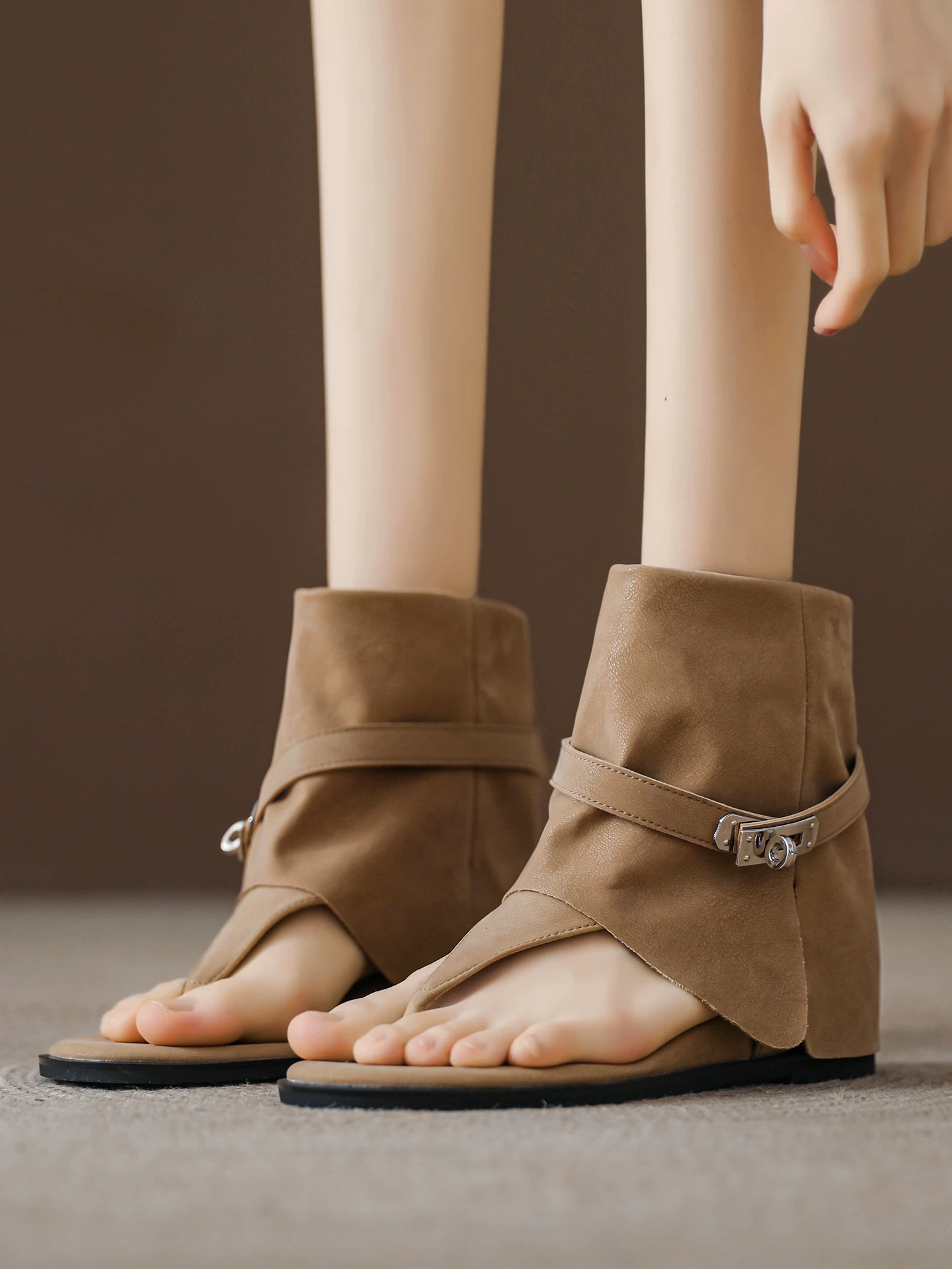 Giày sandal kiểu Wasteland có quai ngang ngón chân và gót wedge, mẫu mới mùa hè 2026 với khóa thắt lưng, bốt ngắn kiểu La Mã.