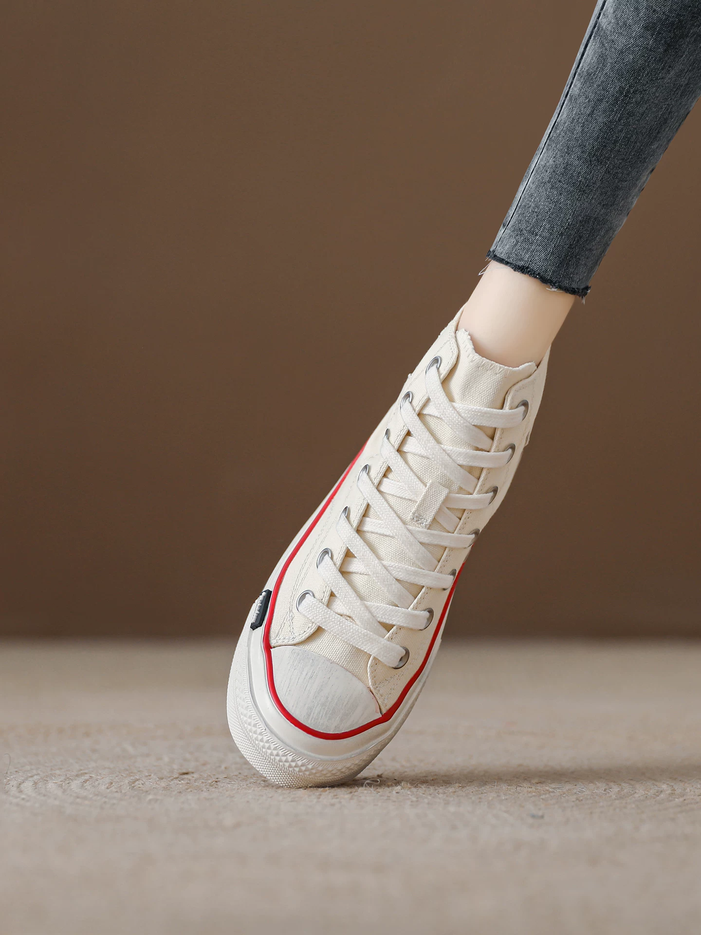 Giày vải cao cổ màu đỏ dành cho nữ, màu sắc phong cách vintage, giày sneaker kiểu Hàn Quốc, giày casual đa năng mới mùa hè 2026.