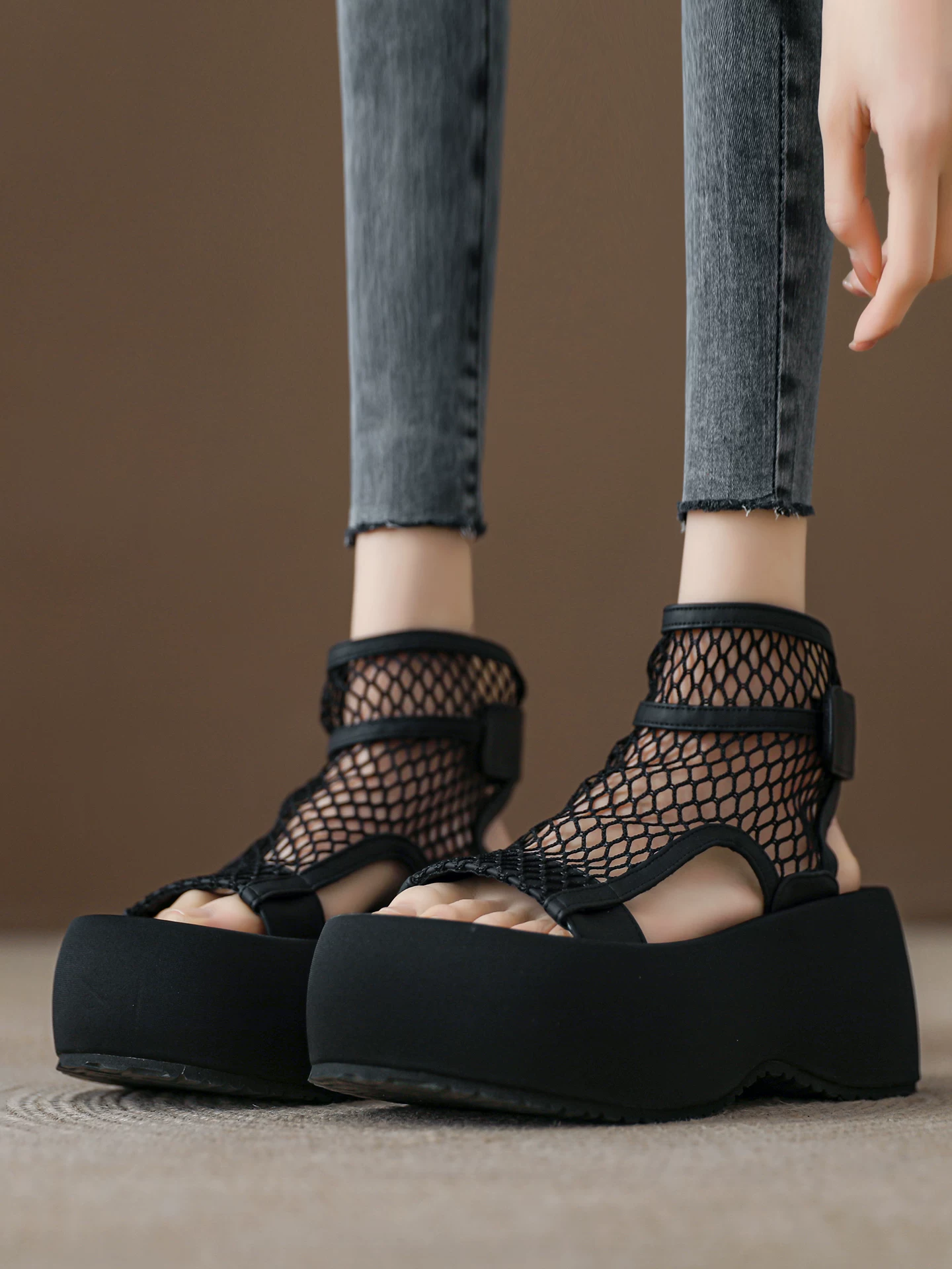 Giày sandal lưới dệt rỗng cho nữ, giày bốt đế dày tăng chiều cao kiểu La Mã, giày bốt lưới mắt cá chân đế xuồng mới mùa hè 2026.